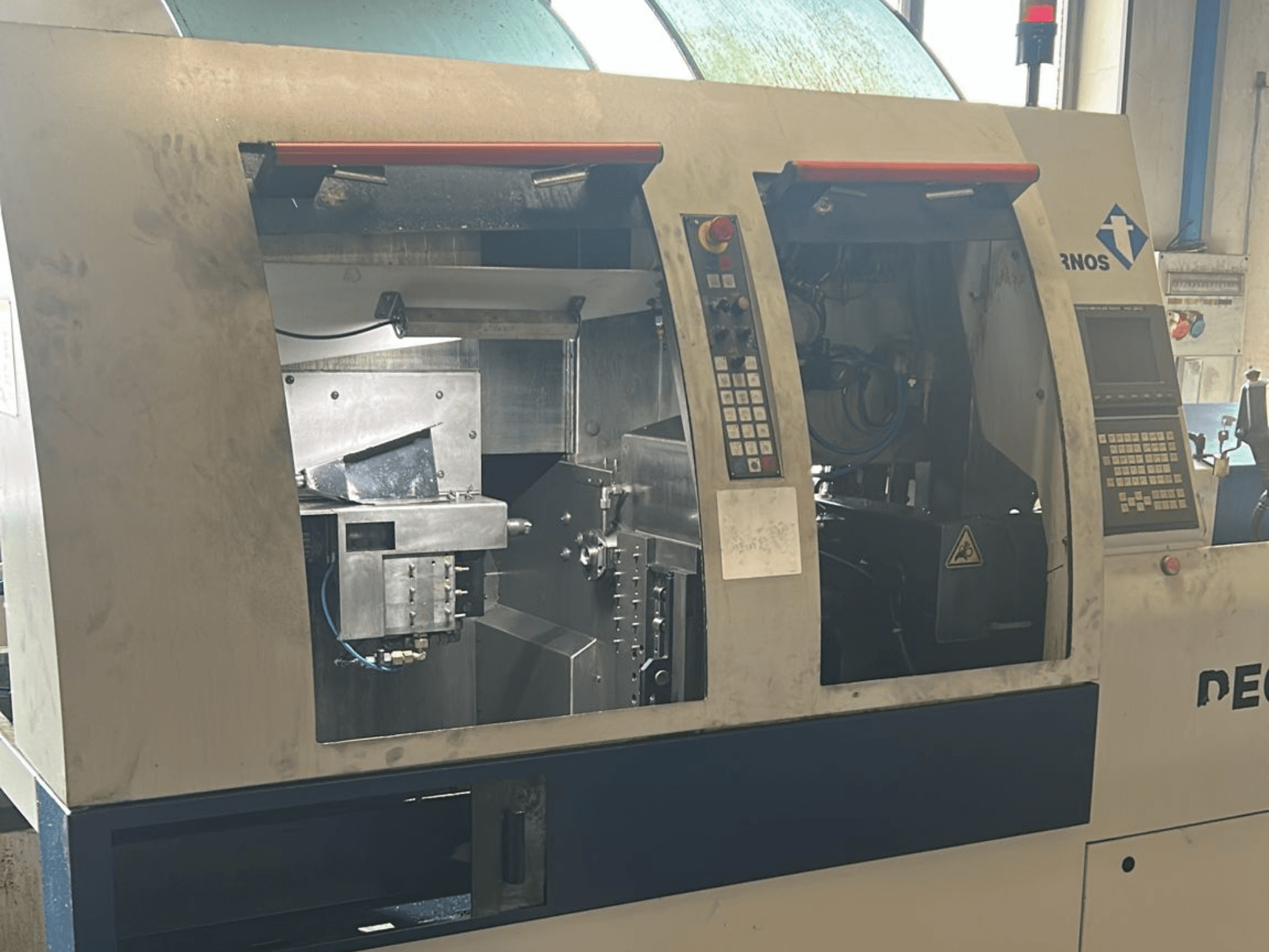 Alt tekst: TORNOS Deco 13 b Šveitsi tüüpi treipingi esivaade, kus on näha juhtpaneelid ja sisemised komponendid.