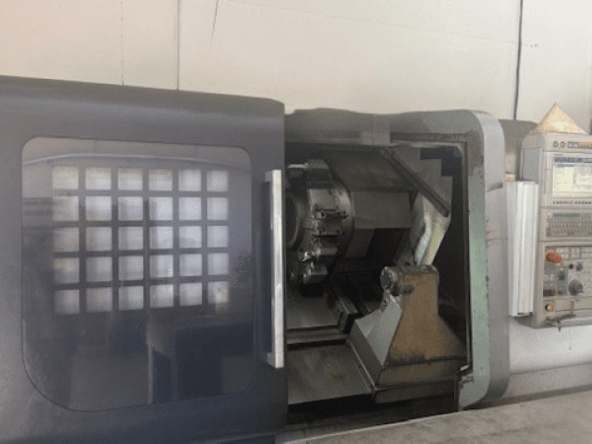 MORI SEIKI NLX 2500M horisontaalne treipink, esivaade, millel on näha tööriistahoidja, juhtpaneel ja sisemehhanism.