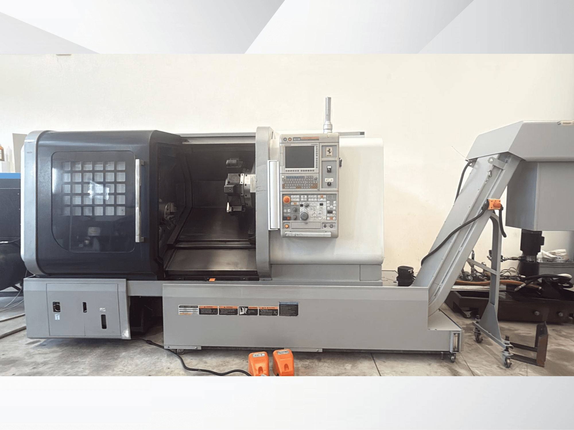 MORI SEIKI NLX 2500M horisontaalne treipink eestvaates, millel on näha juhtpaneel ja avatud juurdepääs töötlemiseks.