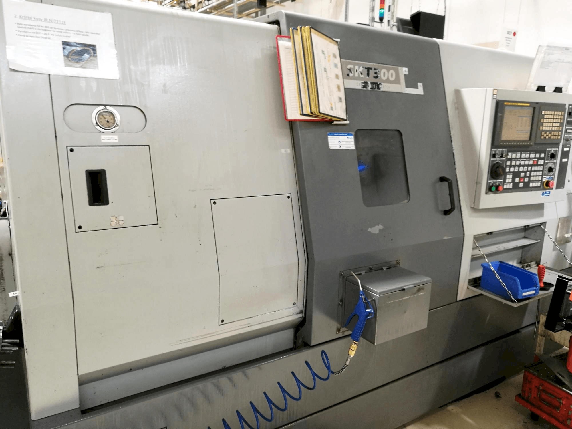 Masina Hyundai Kia SKT 300 eestvaade