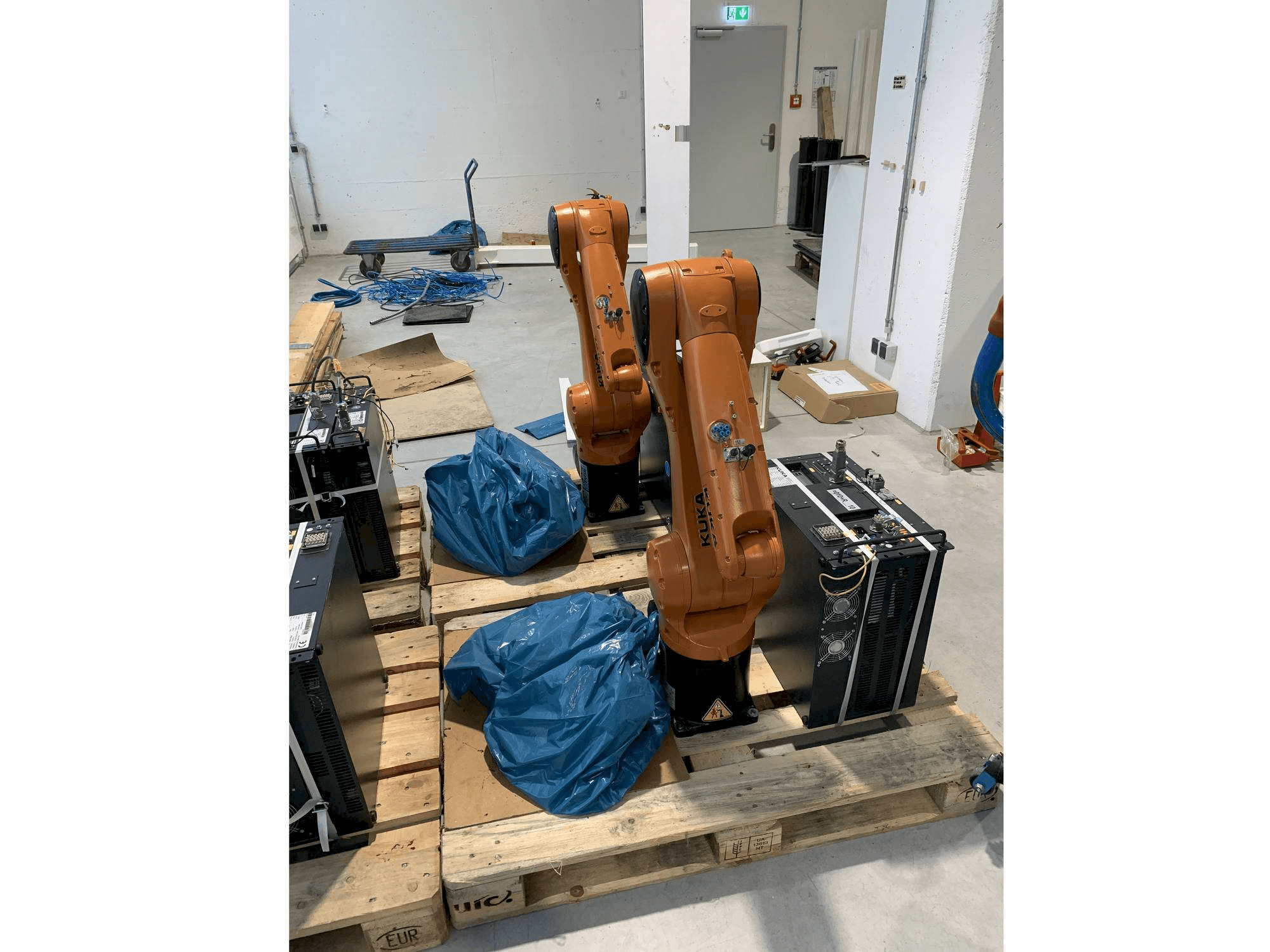 Masina KUKA KR10 R1100 with KR C4 COMPACT Controller eestvaade