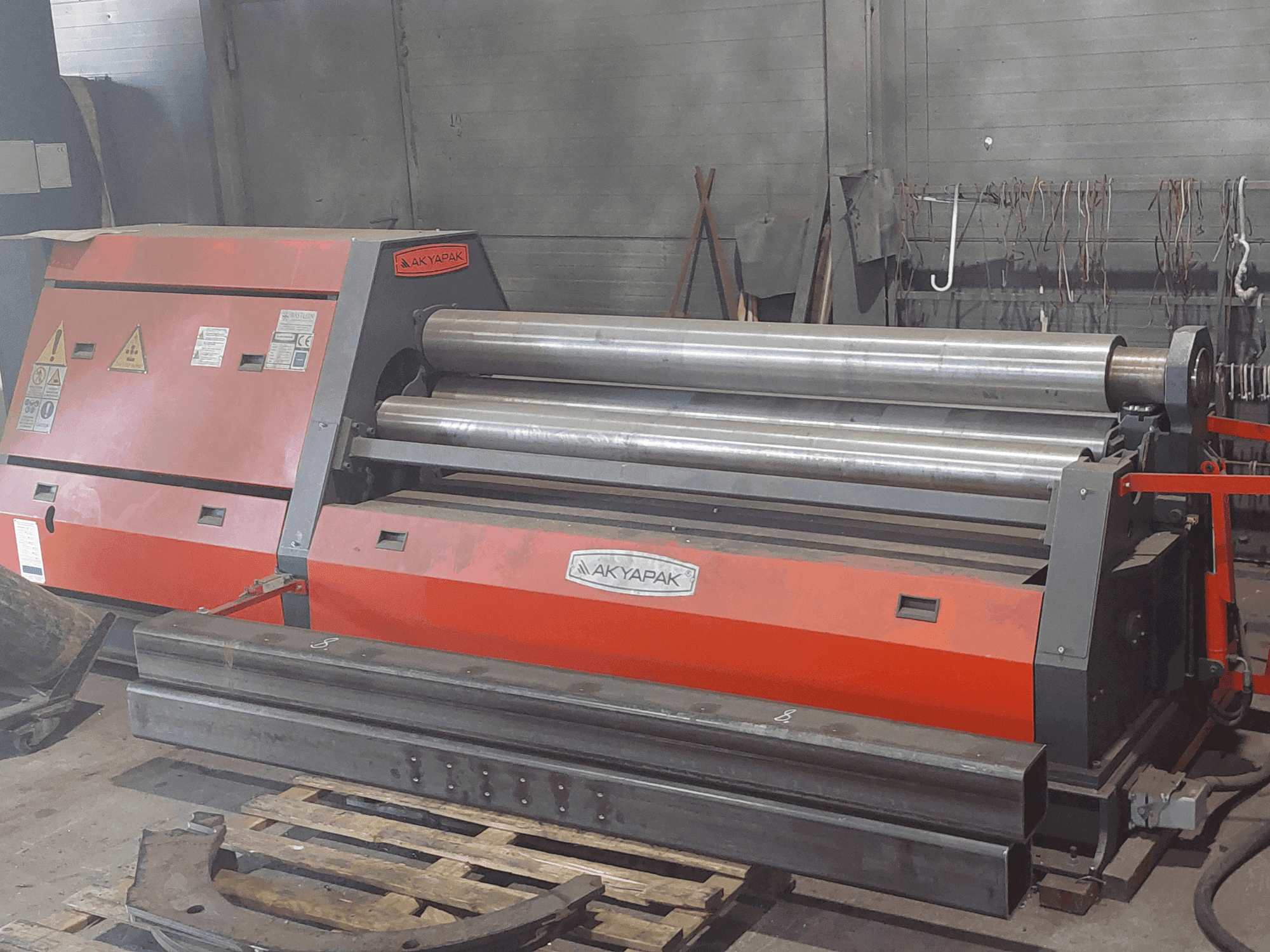 Masina Akyapak AHS 20/06 eestvaade