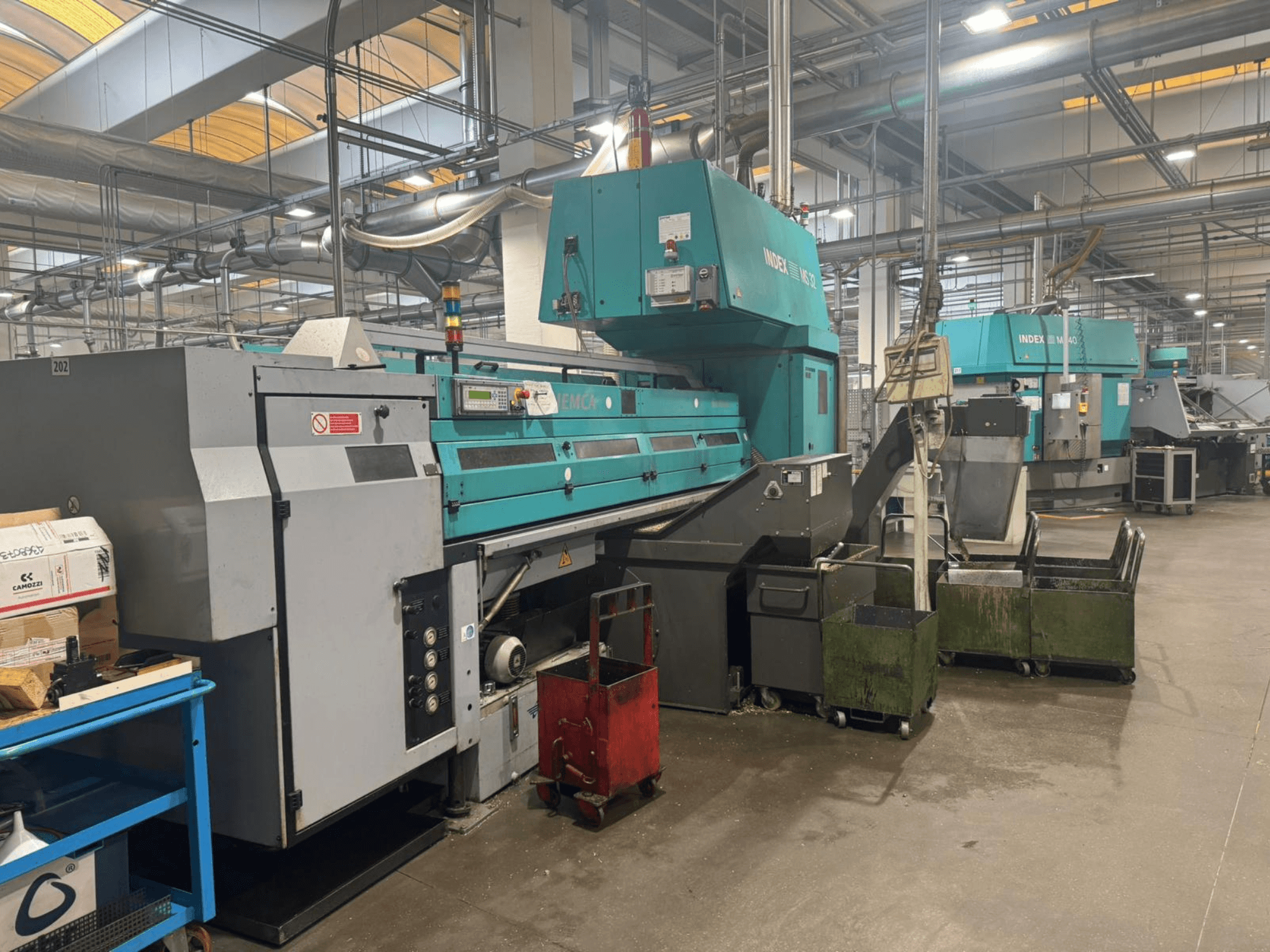 Mitmespindliline treipink INDEX MS32C, esivaade, kus on näidatud juhtimisseadmed ja tööpiirkond töökojas.