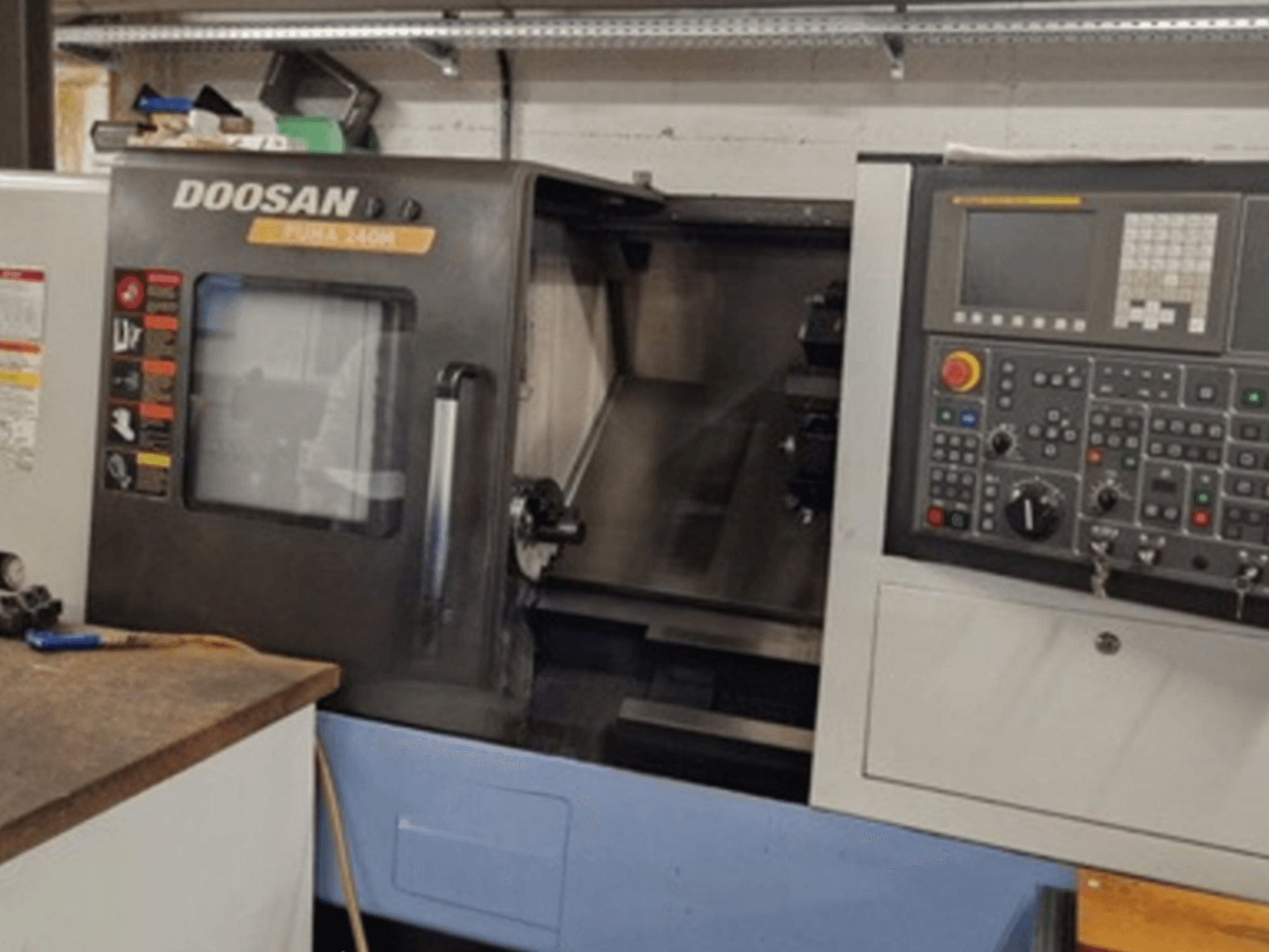 DOOSAN Puma 240MB horisontaalse treipingi esikülg, millel on näidatud juhtpaneel ja tööfunktsioonid.