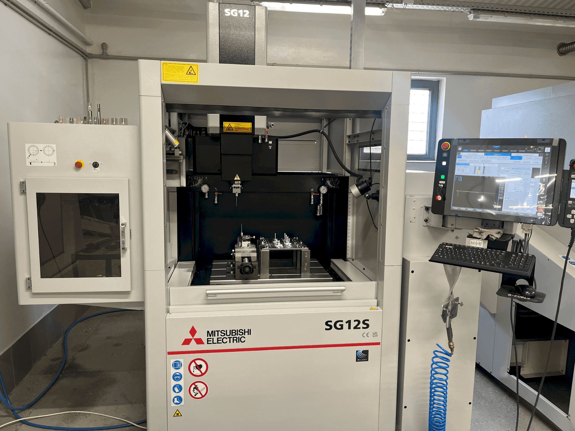Masina Mitsubishi SG12S eestvaade