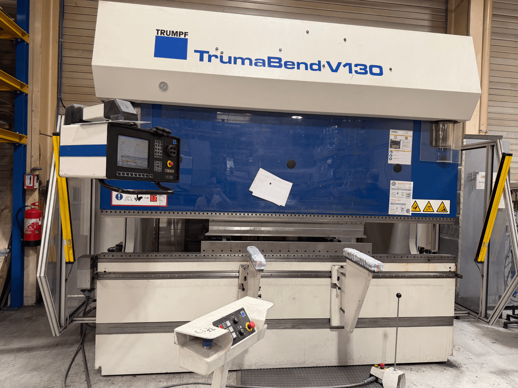 TRUMPF TrumaBend V130 painutuspress tehase seadistuses, koos juhtpaneeli ja ohutusseadmetega, vaade eest.