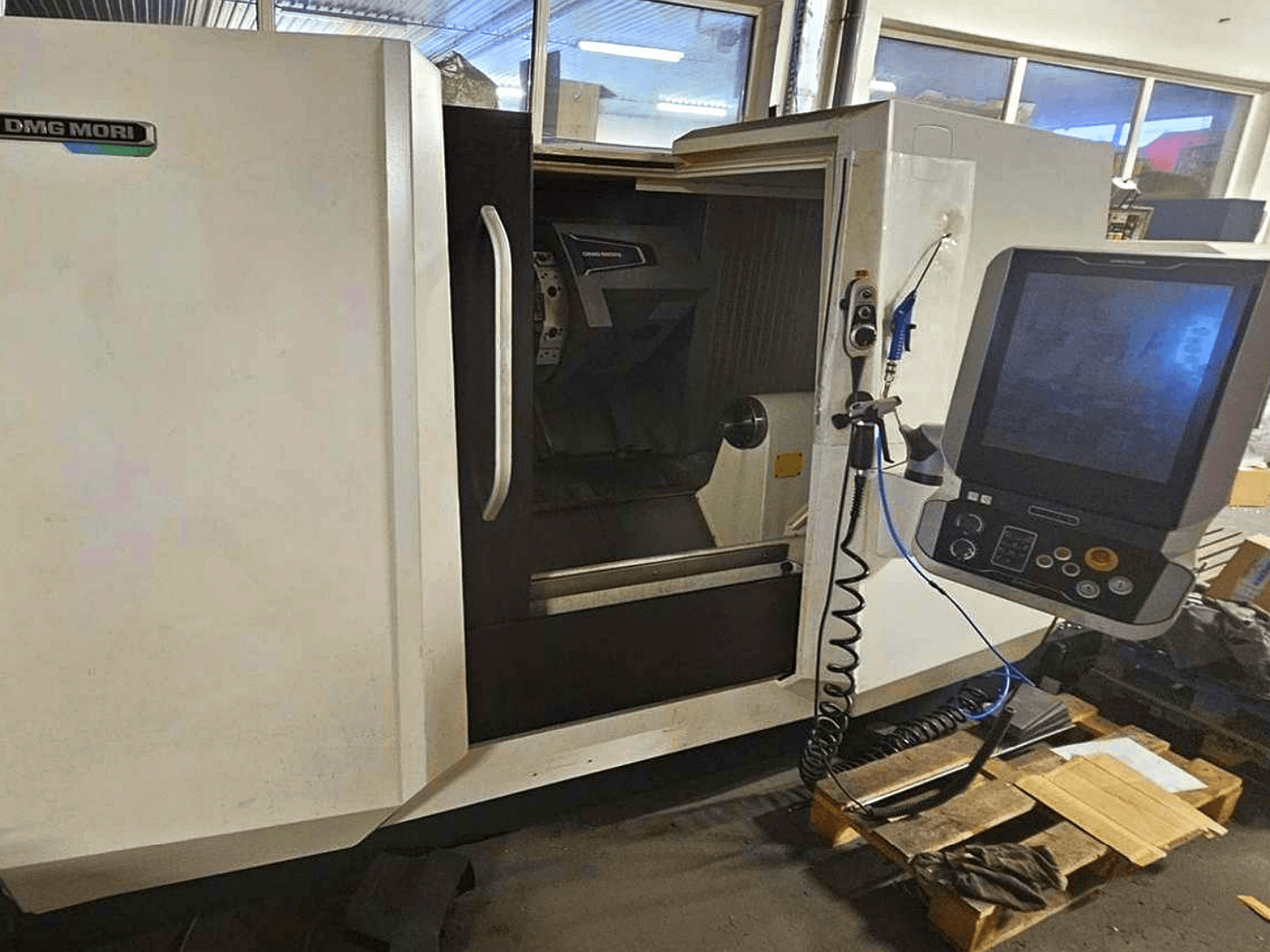 DMG MORI CLX 450 V4 horisontaalne treipink, esivaade juhtpaneeliga, mis näitab tööruumi ja korpuse disaini.