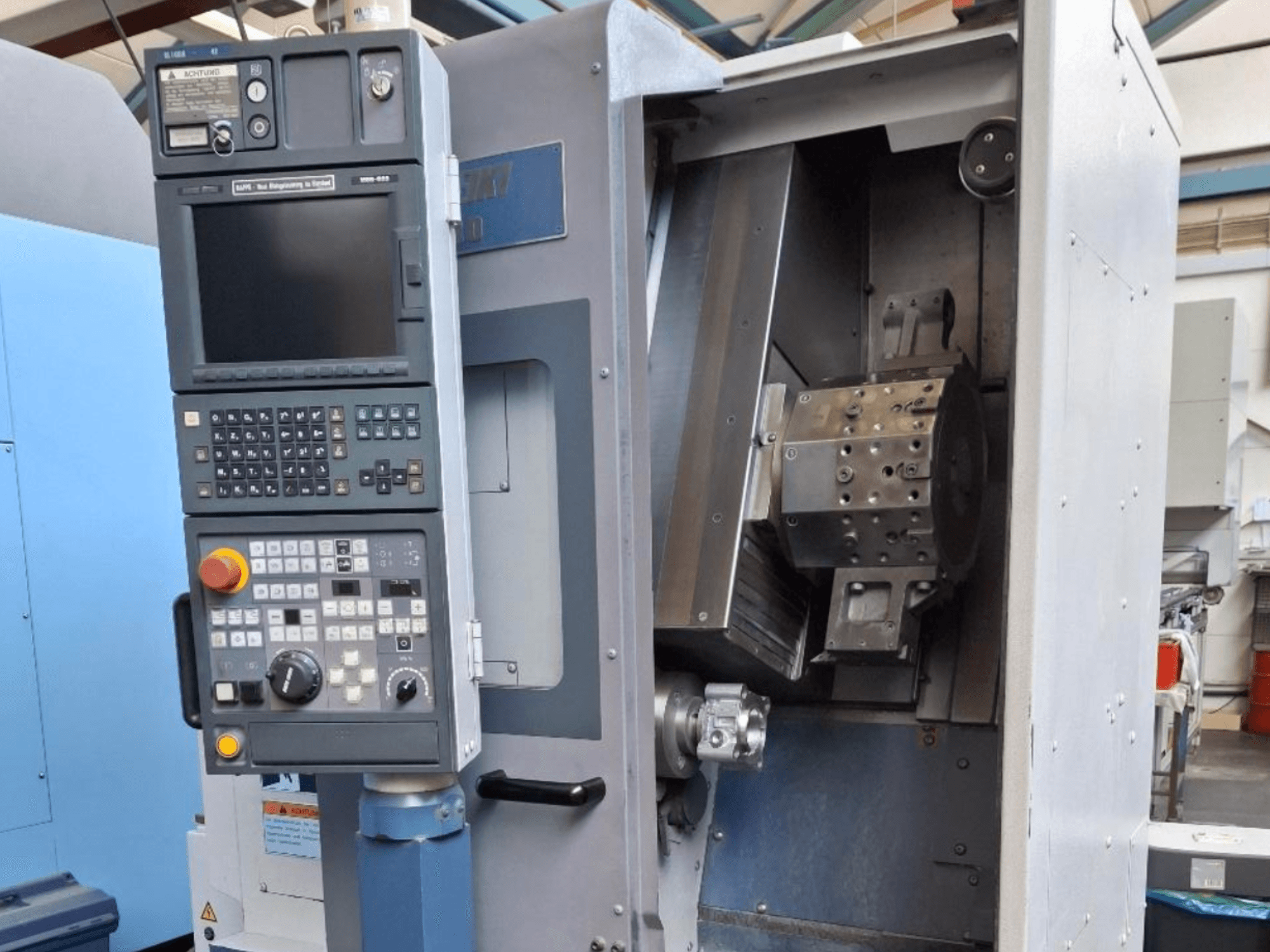 MORI SEIKI SL 1000 horisontaalne treipingi esivaade, millel on juhtpaneel ja üksikasjalik sisemine mehhanism.