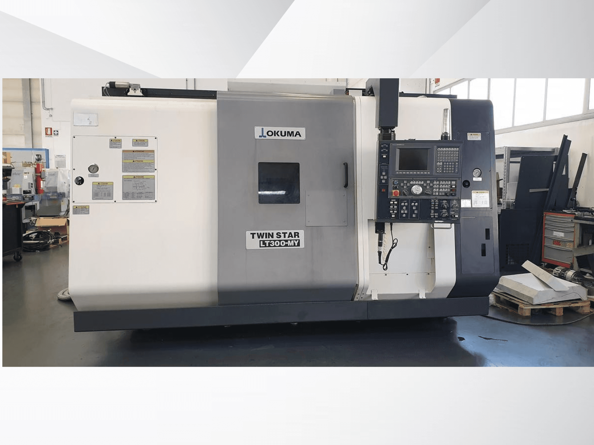 Okuma Twin Star LT300-MY CNC-tööpink, esiplaanil, kus on näha juhtpaneel ja töökorrasildid.