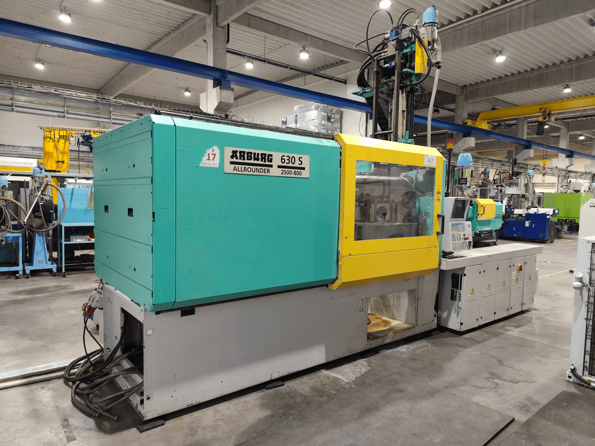 Arburgi hüdrauliline survevalumasin Allrounder 630S-2500-800/350, külgvaade, värvilise välisviimistlusega ja nähtava juhtpaneeliga.