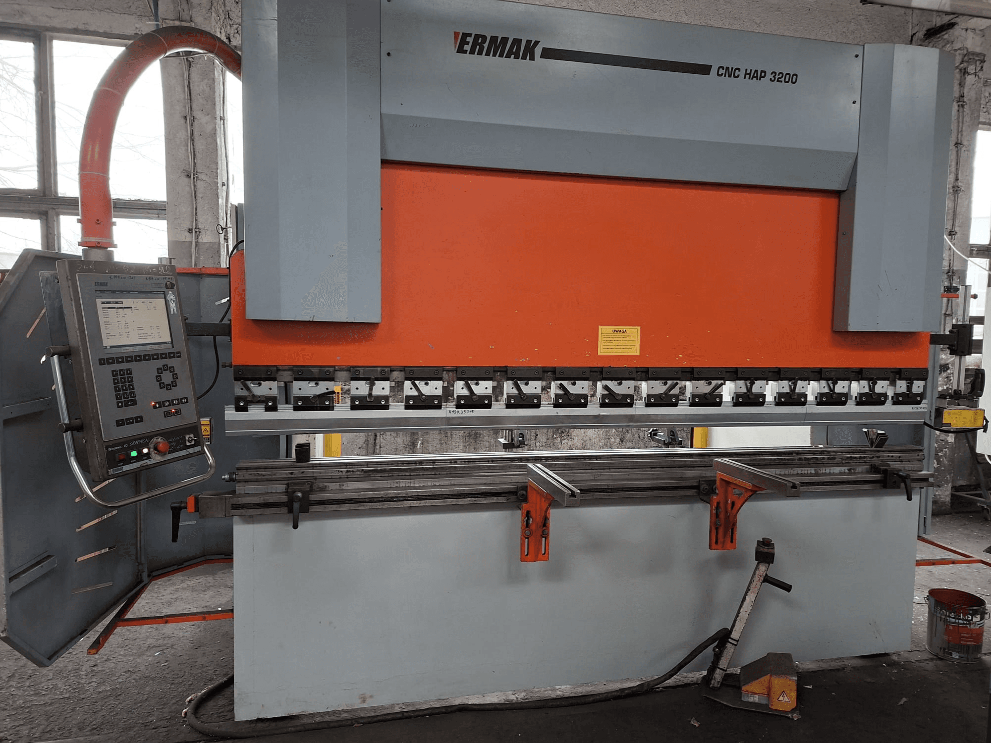 Ermak CNC HAP 3200 presspink, esivaade, oranži ja halli värvi korpus, digitaalse ekraaniga juhtpaneel ja reguleeritavad klambrid.