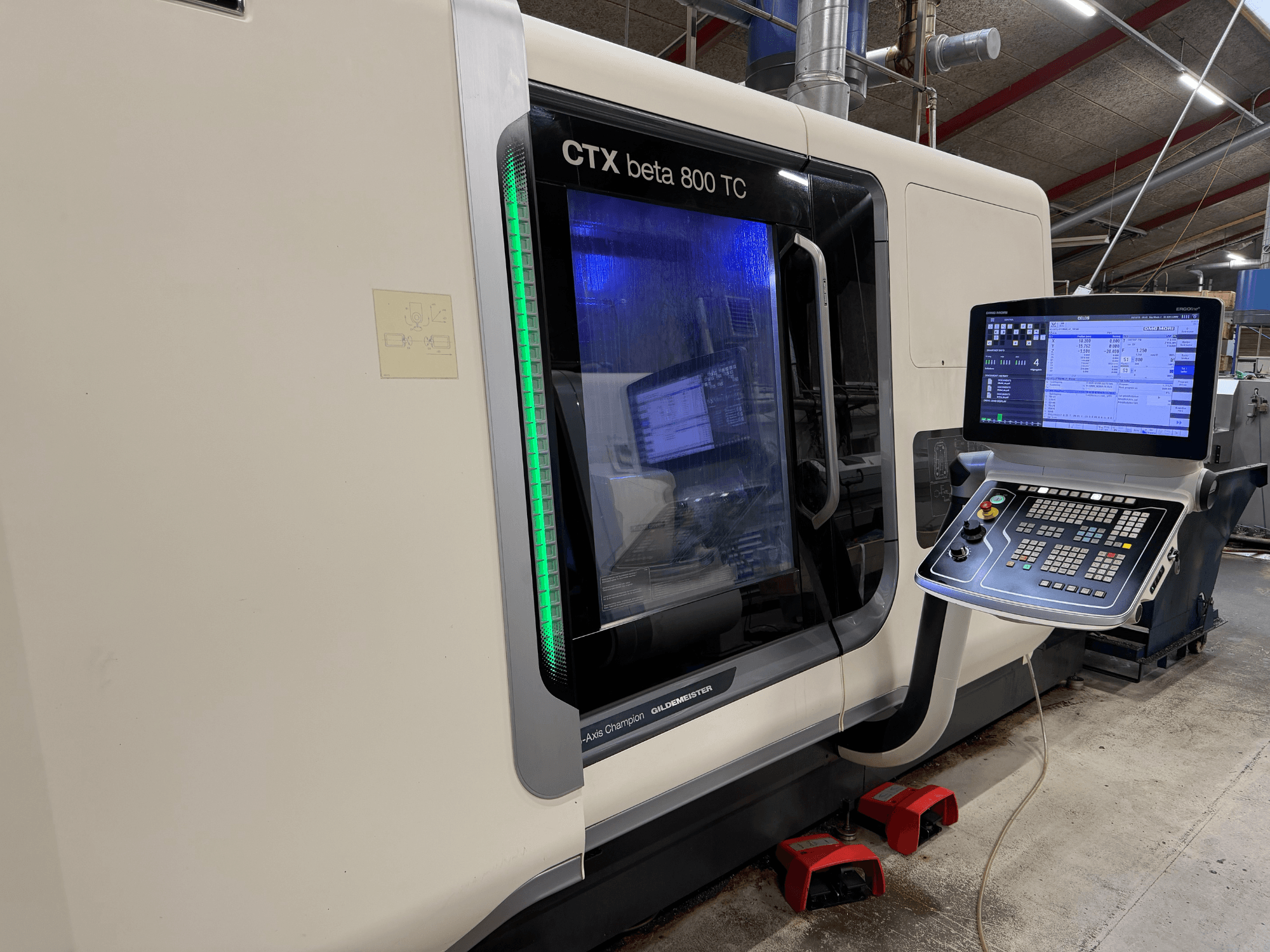 CTX beta 800 TC CNC masin külgvaates, millel on digitaalne juhtpaneel ja roheliselt valgustatud ohutusnäidik.