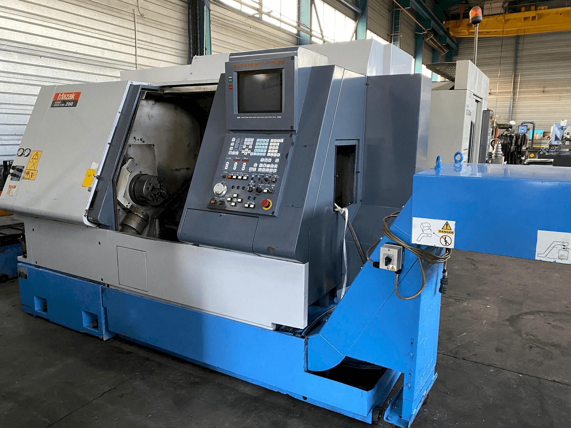 Masina Mazak SQT 200 eestvaade