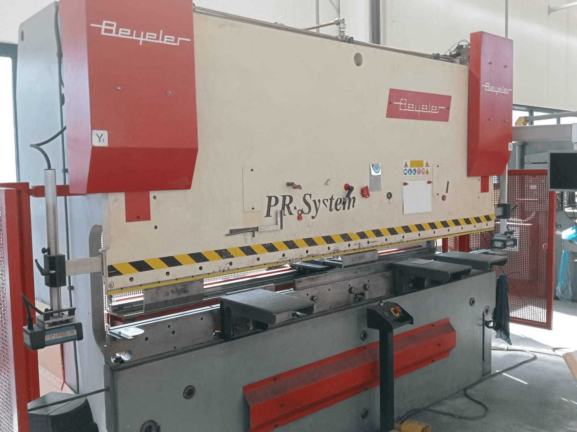Masina BEYELER PR6 1500 KN X 3000 MM vasaku külje vaade