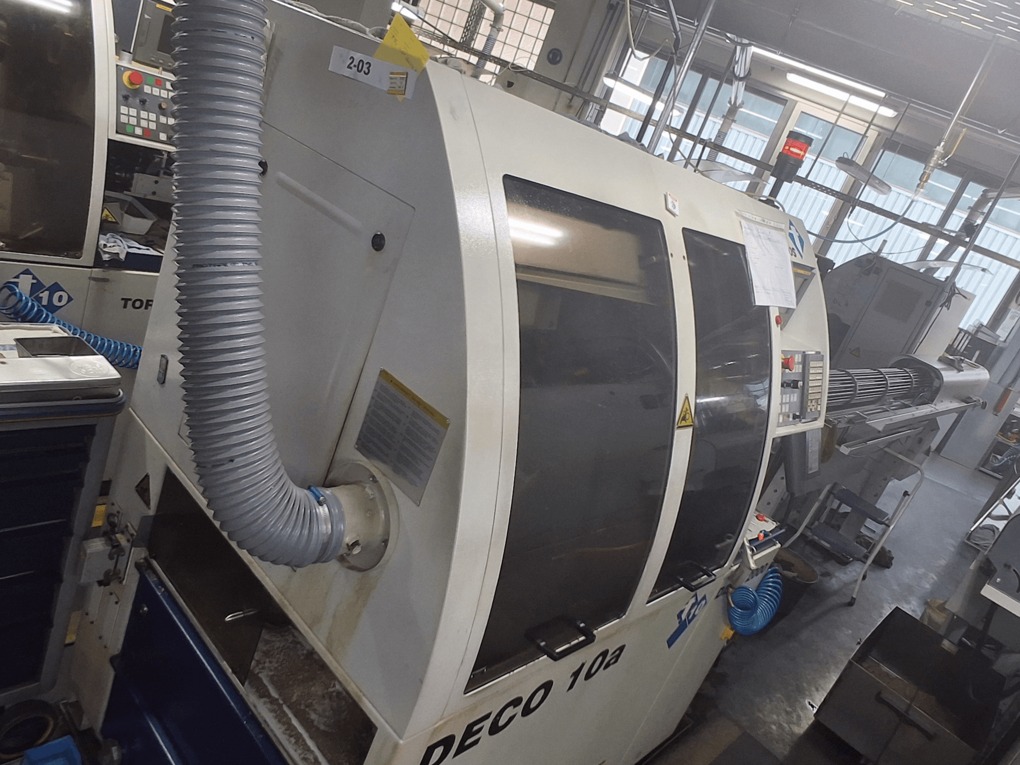 DECO 10a masin esiplaanil; nähtav on suur juhtpaneel, kanalid ja töökleebised.