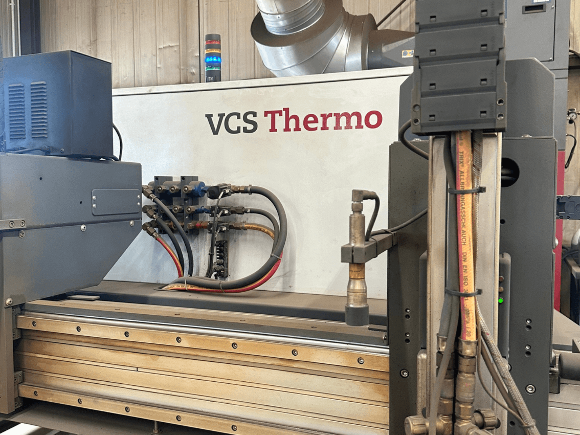 Hypertherm HPR130XD plasmalõikur, külgvaade, millel on näha ühendused, juhtpaneel ja töökomponendid.