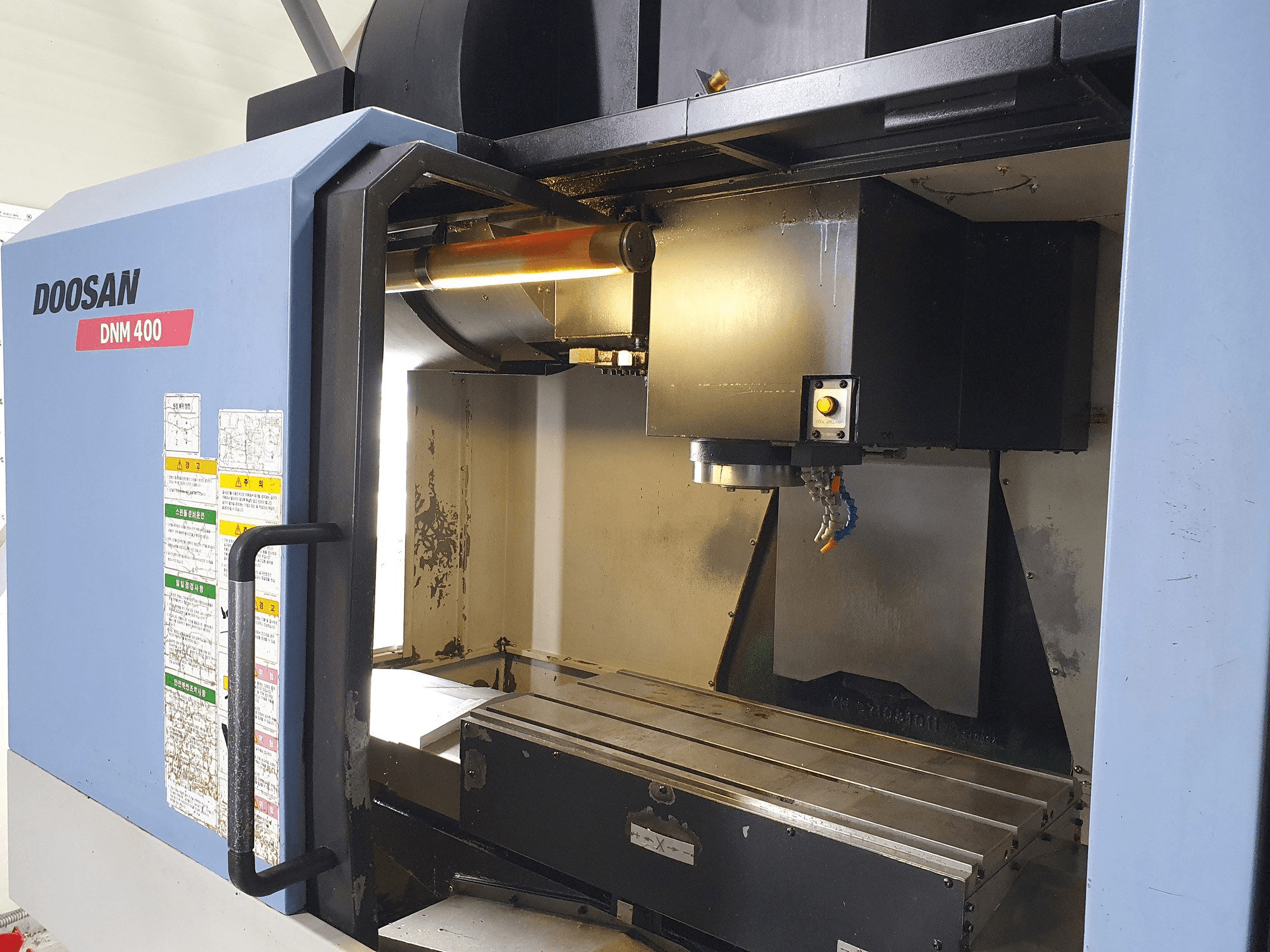 Masina Doosan DNM400 eestvaade