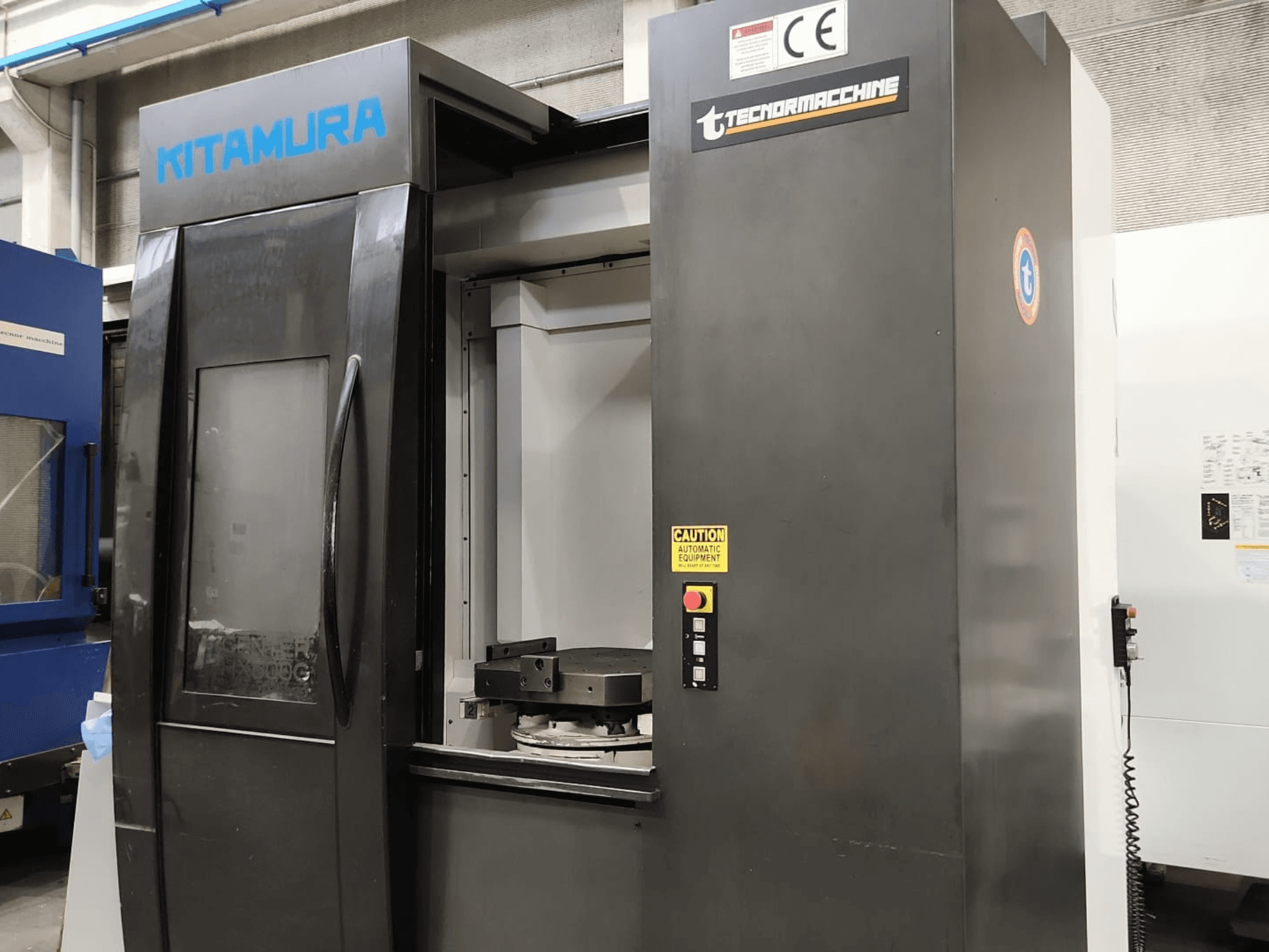 Kitamura Mycenter HX500iG horisontaalne töötlemiskeskus, esivaade, millel on näha juhtpaneel ja tööpiirkond.