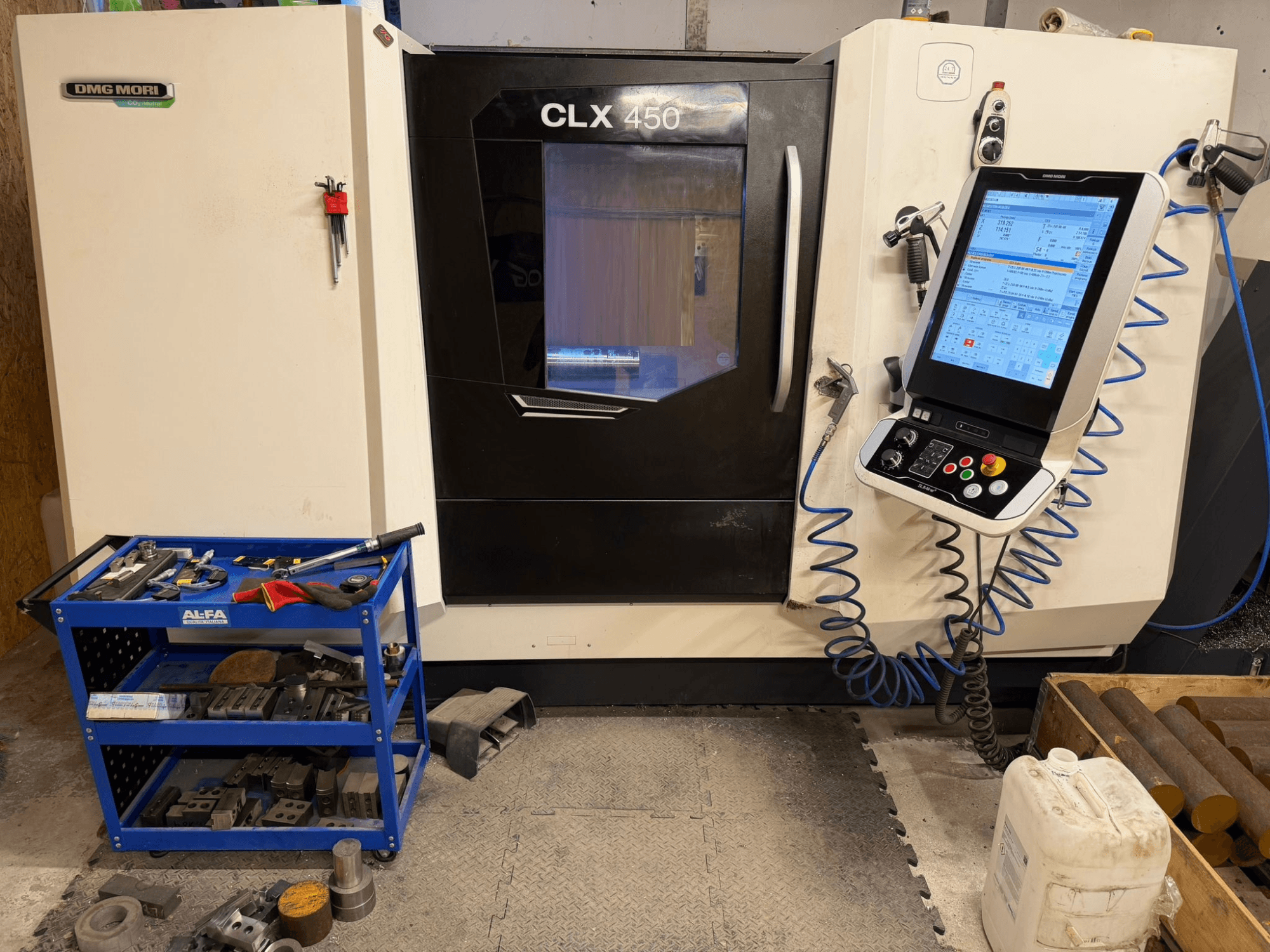 DMG MORI CLX 450 V3 horisontaalne treipingi esivaade, millel on juhtpaneel ja lähedal asuv tööriistakäru koos seadmetega.