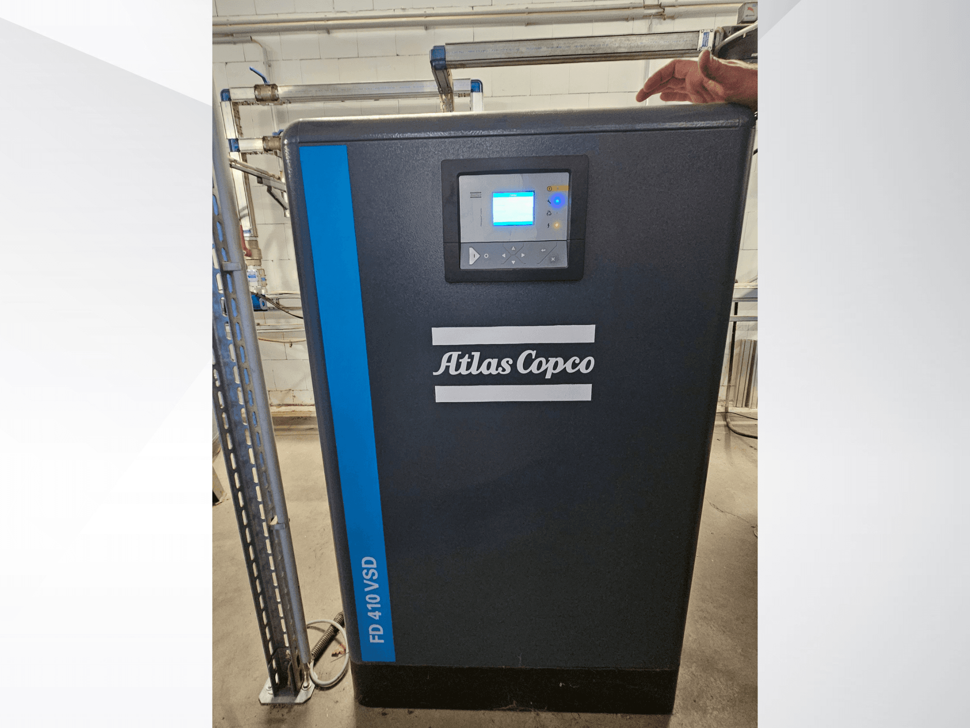 Atlas Copco GA 110 VSD+ õhukompressor esiplaanil, millel on digitaalne ekraan ja sinised aktsendid lihtsaks tuvastamiseks.