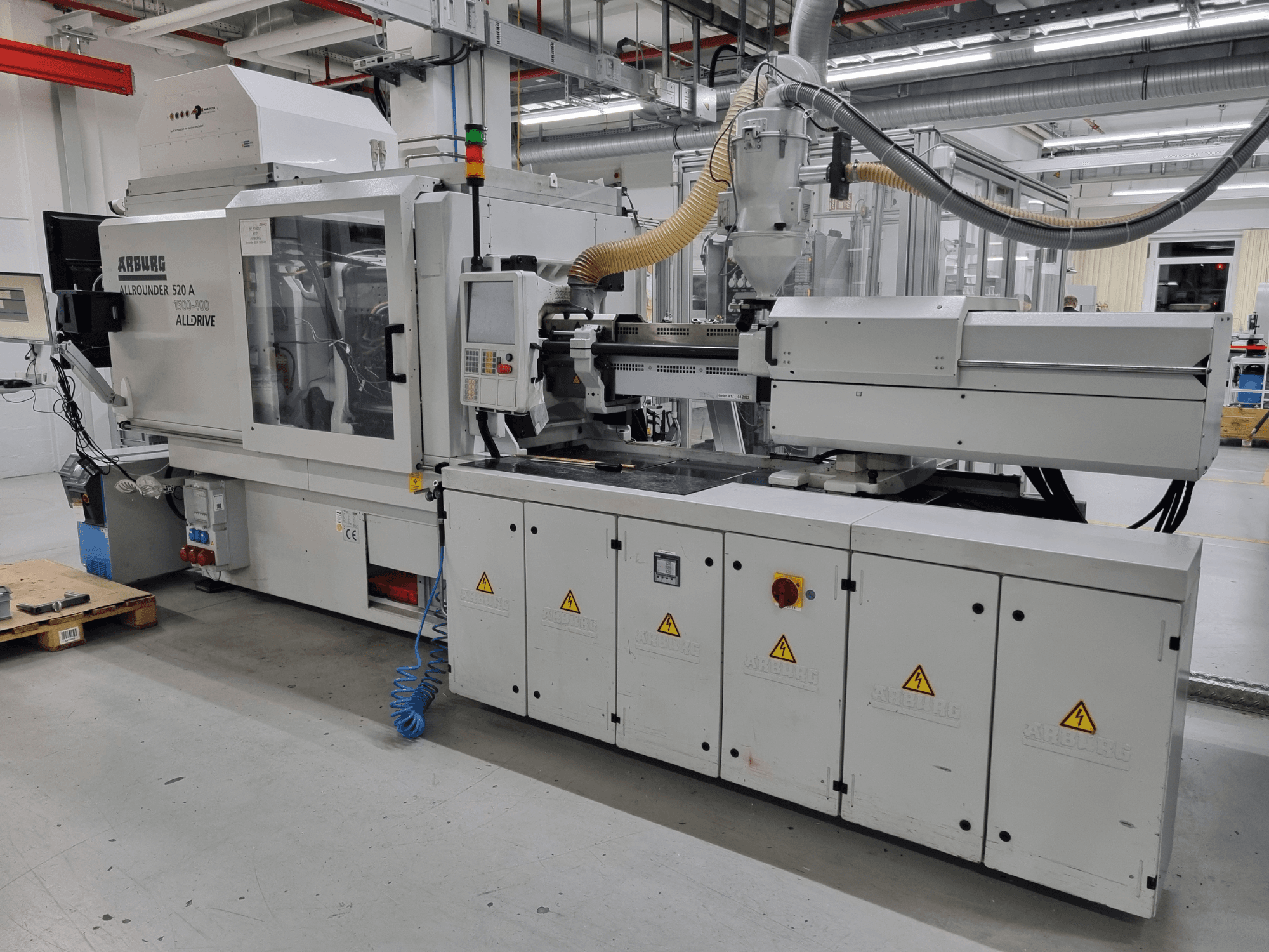 Arburg Allrounder 520 A survevalu masin, külgvaade, kus on näidatud juhtpaneel ja turvaelemendid.