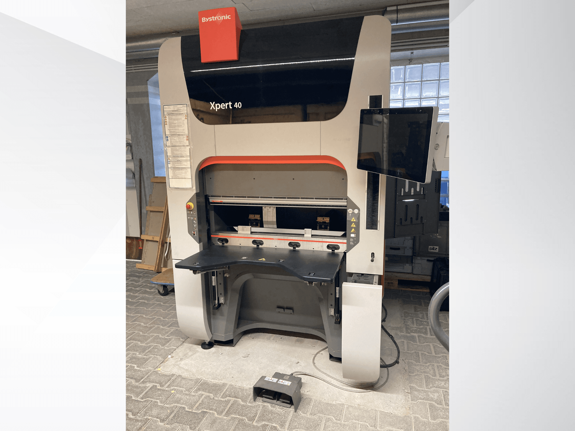 Bystronic Xpert 40/1030 presspink eesvaates, kus on näha juhtpaneel, tööpind ja lisatud monitor.