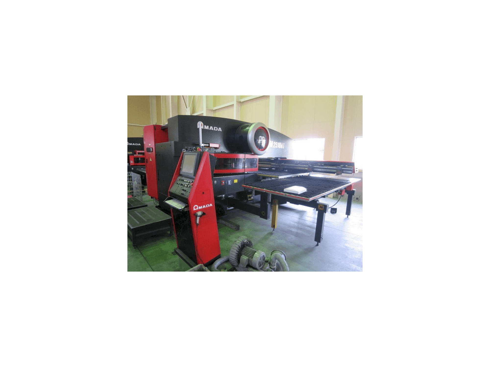 Masina AMADA EM 2510NT eestvaade