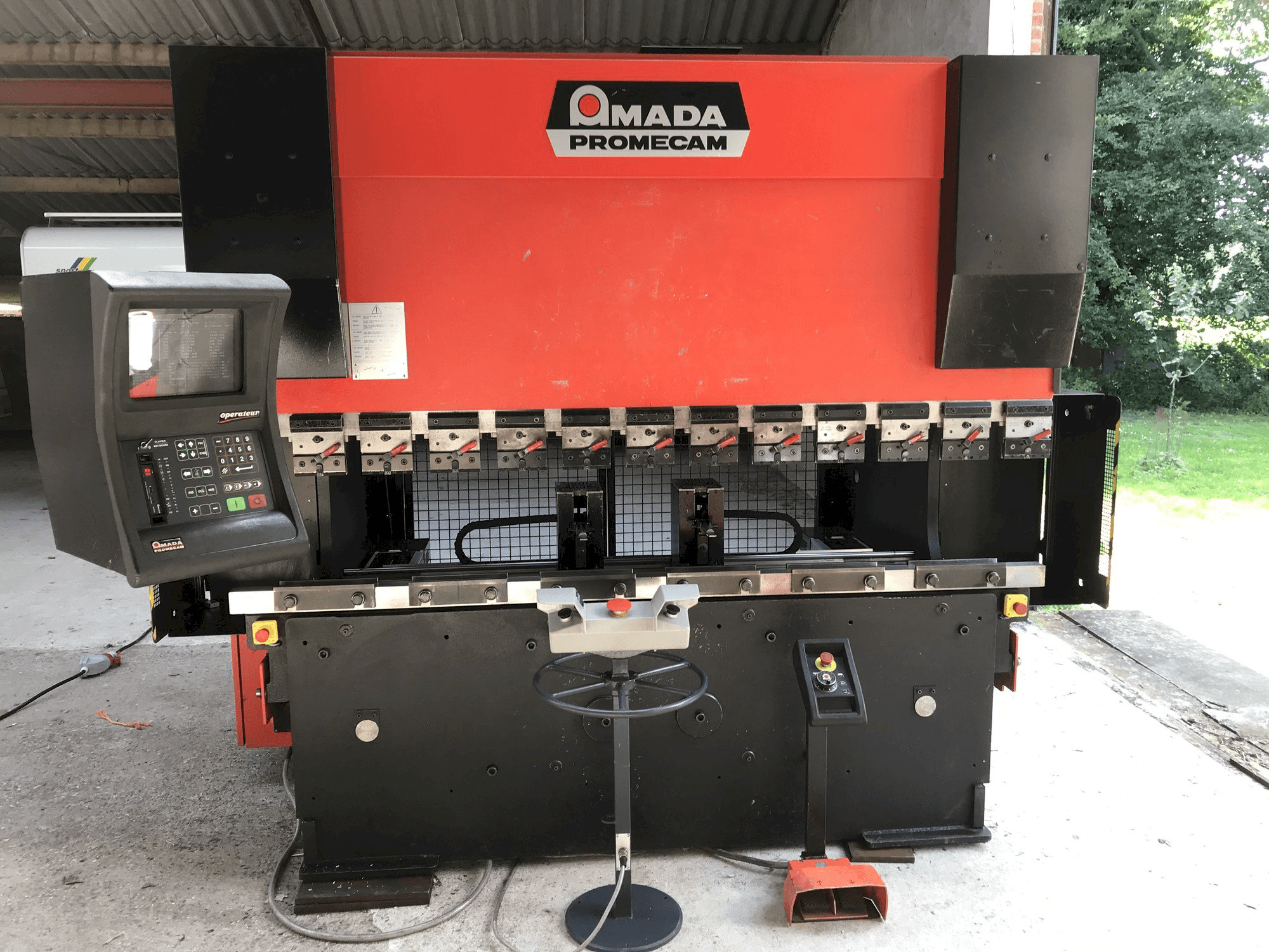 Masina AMADA Promecam HFBO eestvaade