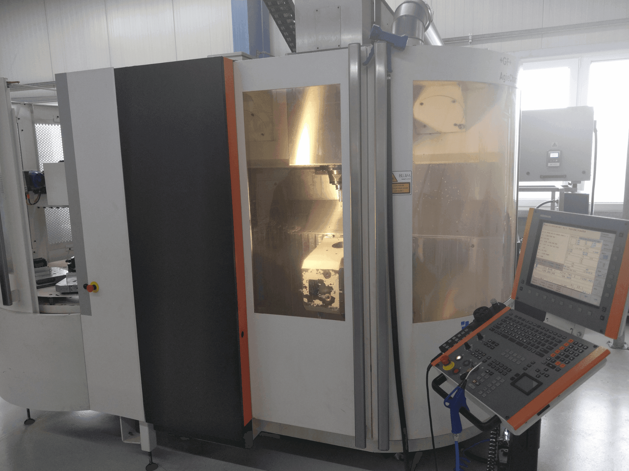 Masina +GF+ AGIE CHARMILLES MIKRON UCP 600 Vario eestvaade