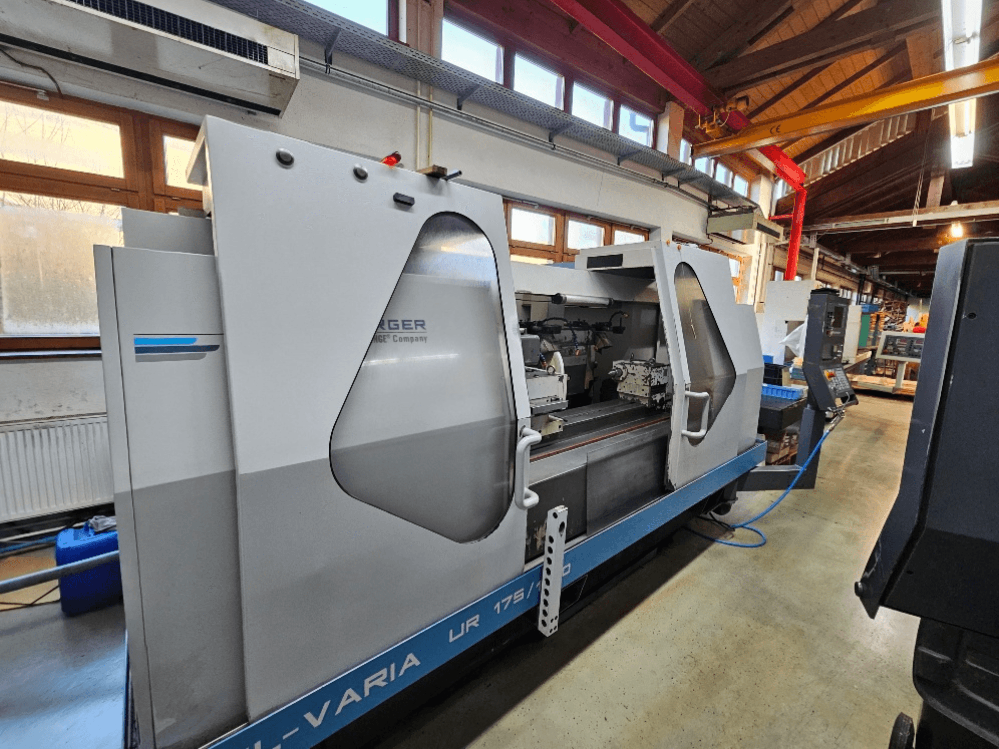 Burgi CNC-tööpink, mudel UR 175/300, külgvaade. Omab elegantset disaini koos nähtavate juhtimisseadiste ja tööpiirkonnaga.