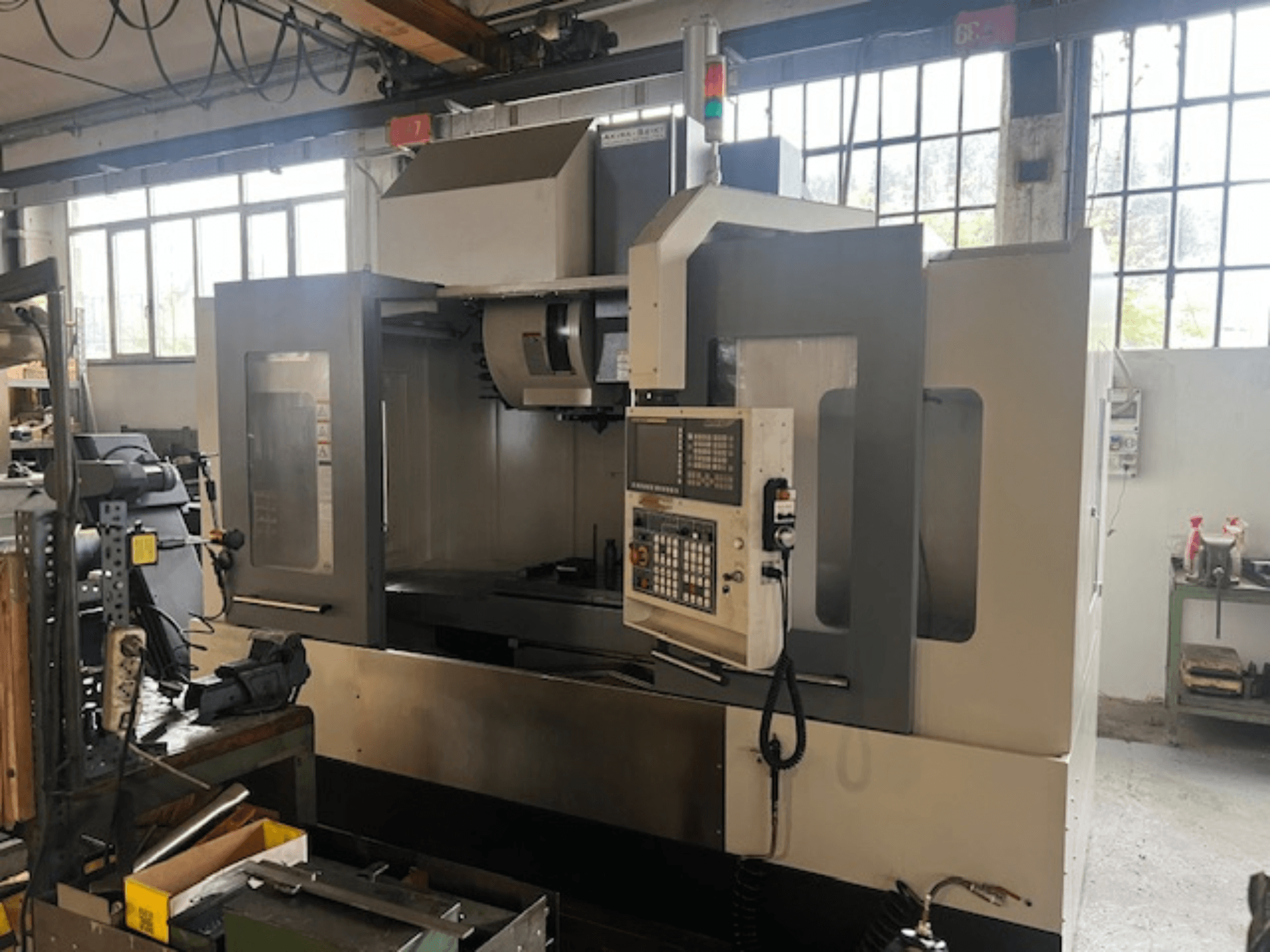 Kõrgtehnoloogiline CNC-freesping, esiplaanil, digitaalsete juhtimisseadmete, põhiliste ohutusnäitajate ja kompaktse konstruktsiooniga.