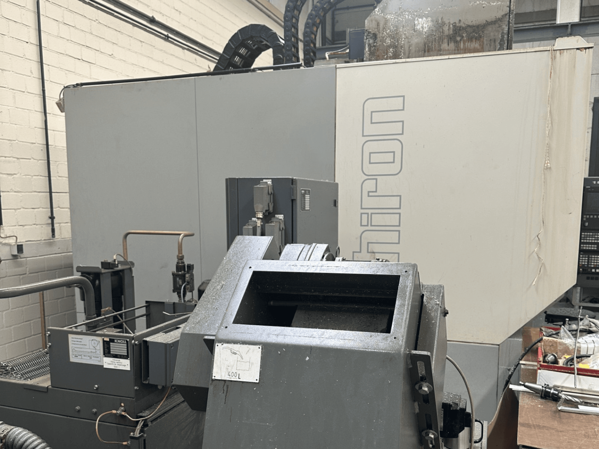 BRAND: Chiron; Tööstusliku CNC-pingi esivaade halli välisküljega, juhtpaneel nähtav ja masinate osad fookuses.