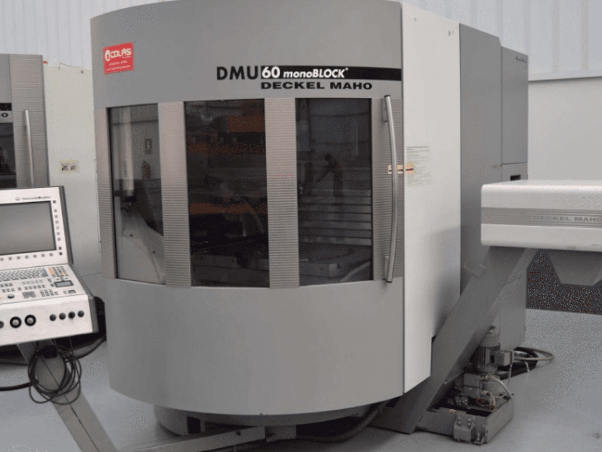 DMG DMU60 Monoblock vertikaalne töötlemiskeskus, vaade eest, kus vasakul on näha juhtpaneel.