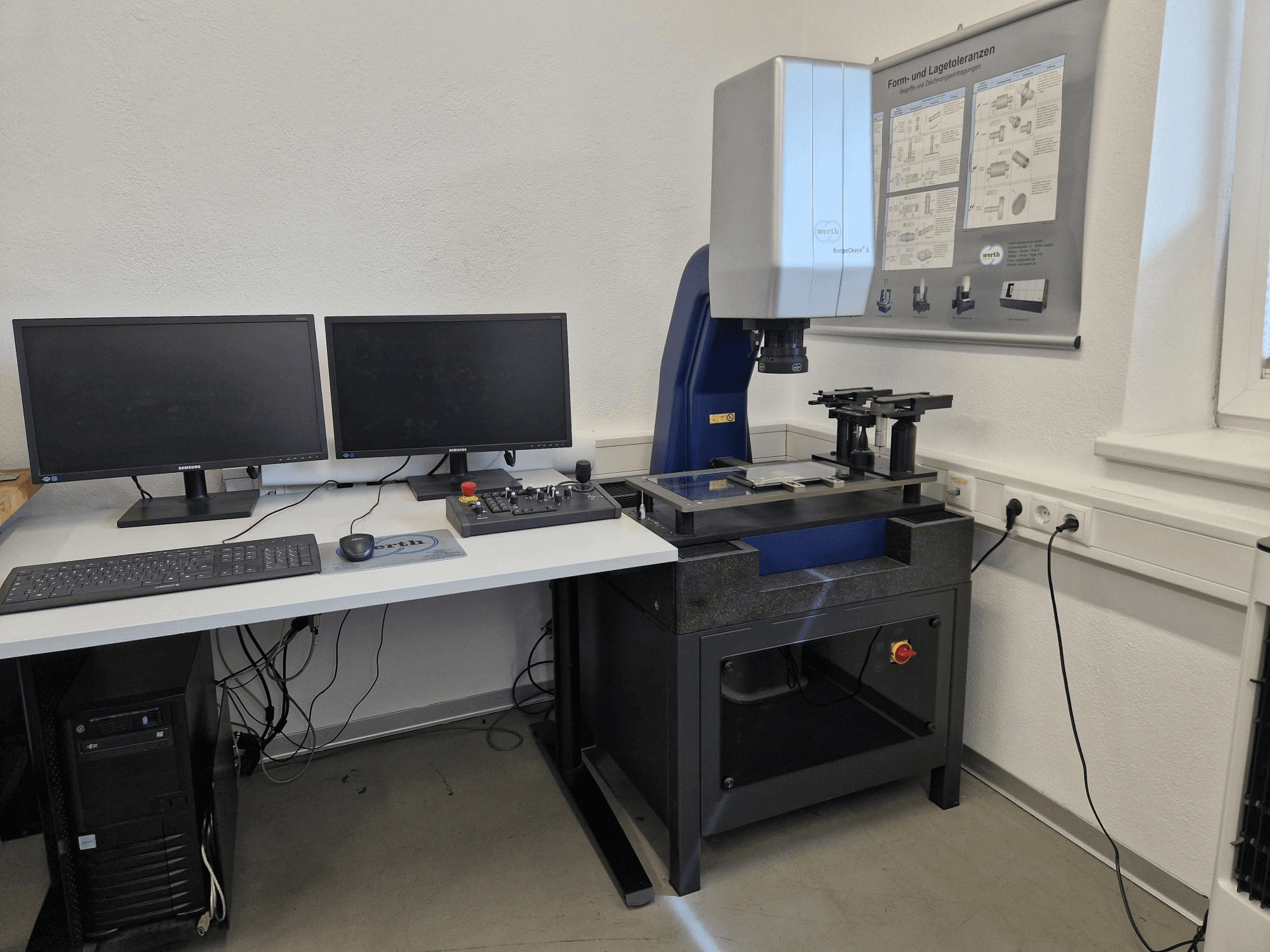 Werth Scopecheck 300S CMM laboris; sisaldab mõõtmislauda, kahte monitori ja juhtpaneeli.