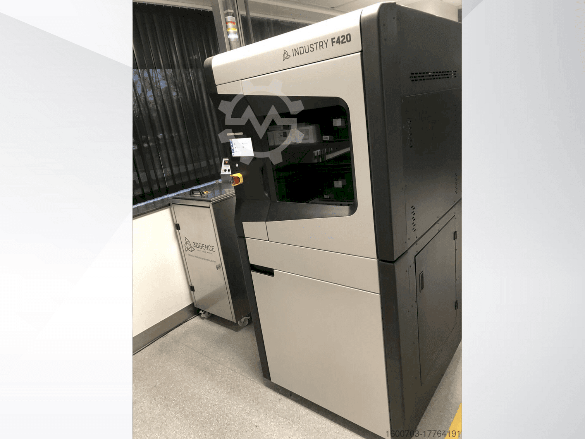 Masina 3DGENCE Industry F420 eestvaade