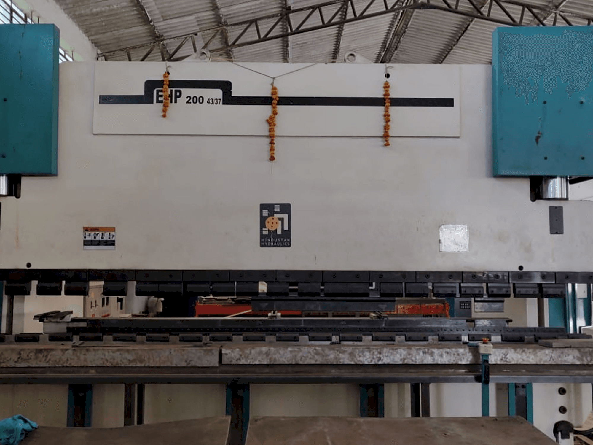 Masina Hindustan Hydraulics EHP 200 eestvaade