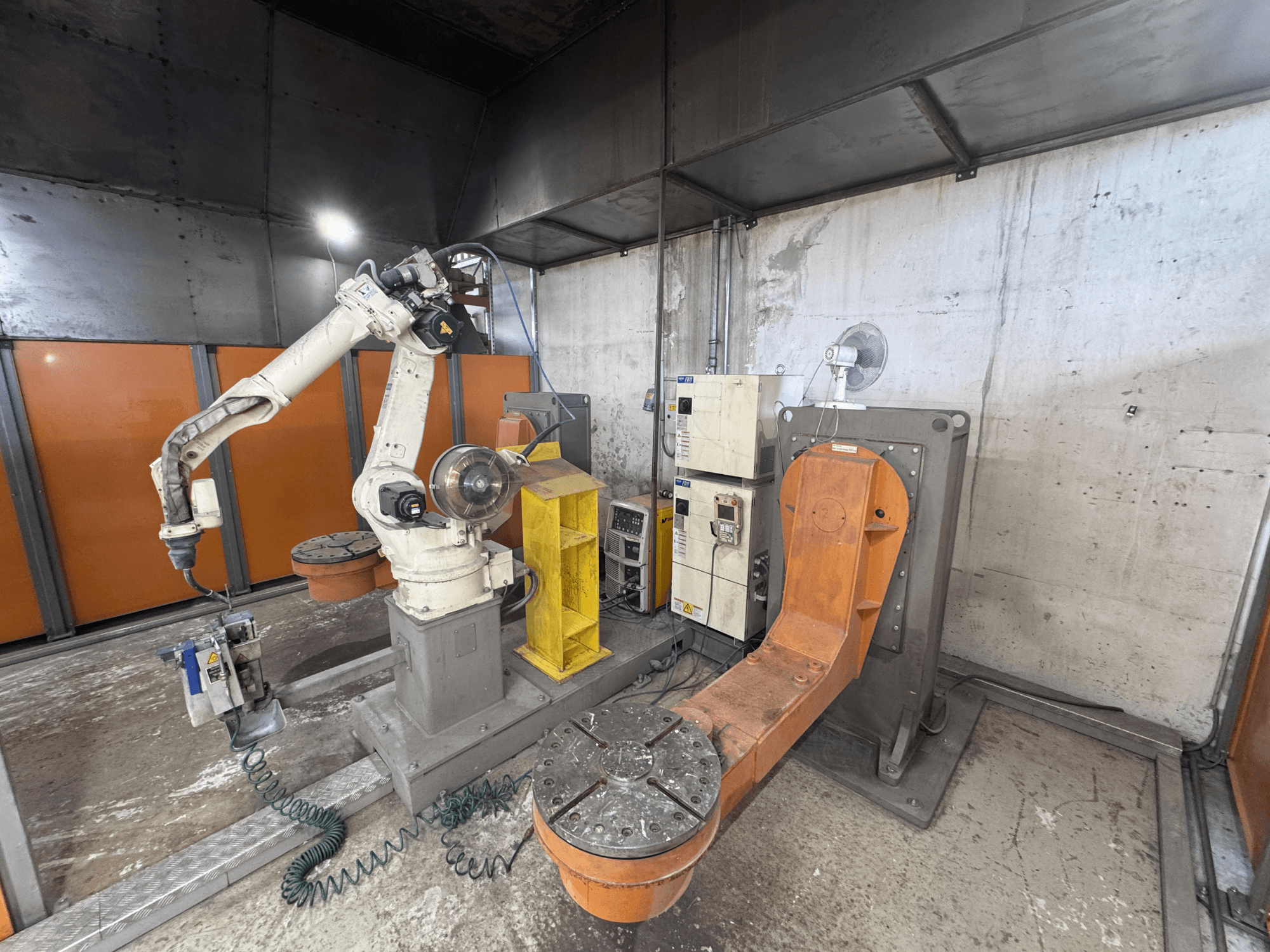 DAIHEN VARSTROJ FD-B4L 1GM/2DM robotkäsi tööstuslikus keskkonnas, külgvaade, kus on näha juhtpaneel ja pöörlev alus.