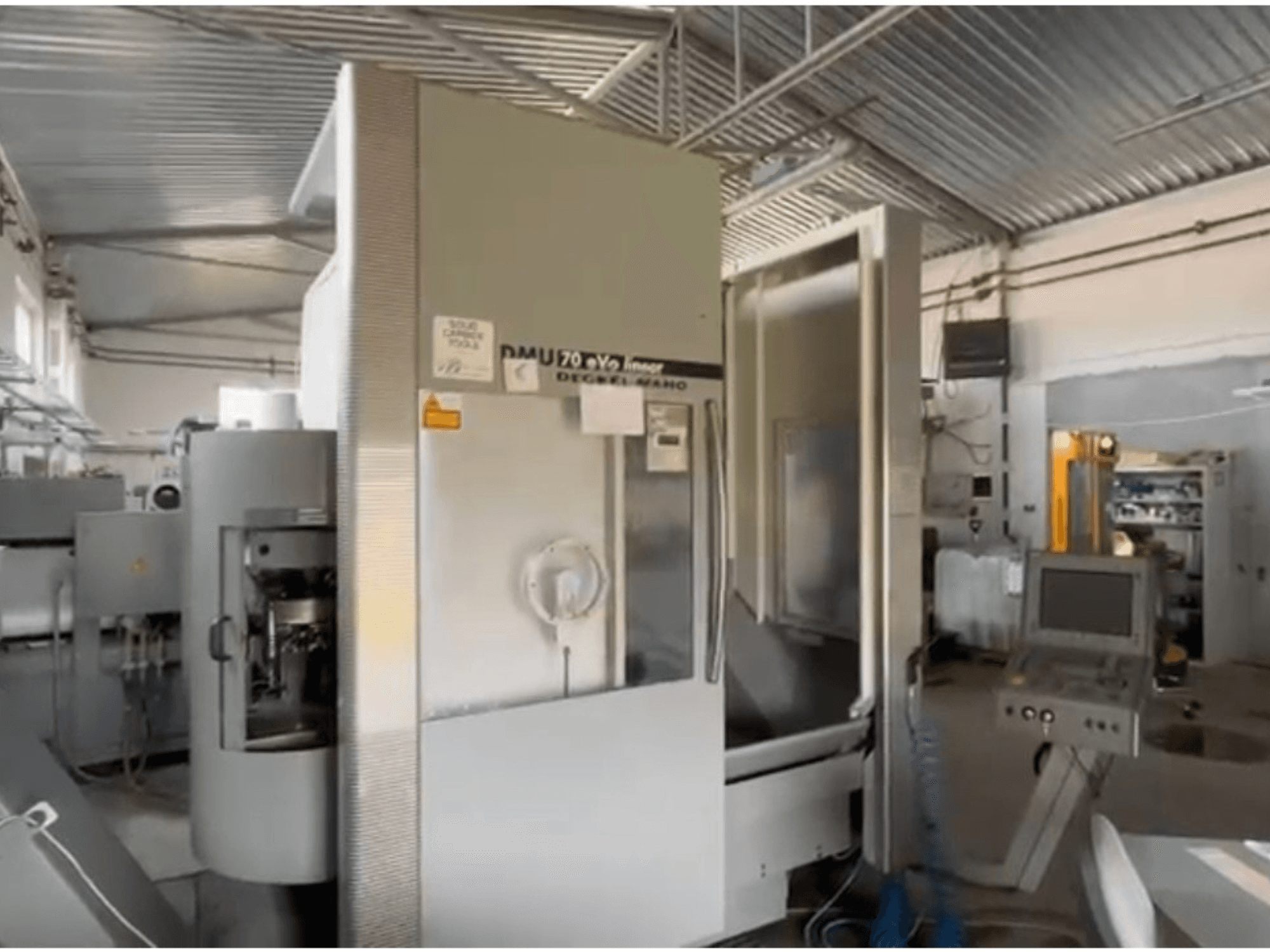 DMU 70 eVo lineaarne CNC-tööpink töökojas, esivaade, juhtpaneel ja kaasaegne disain.