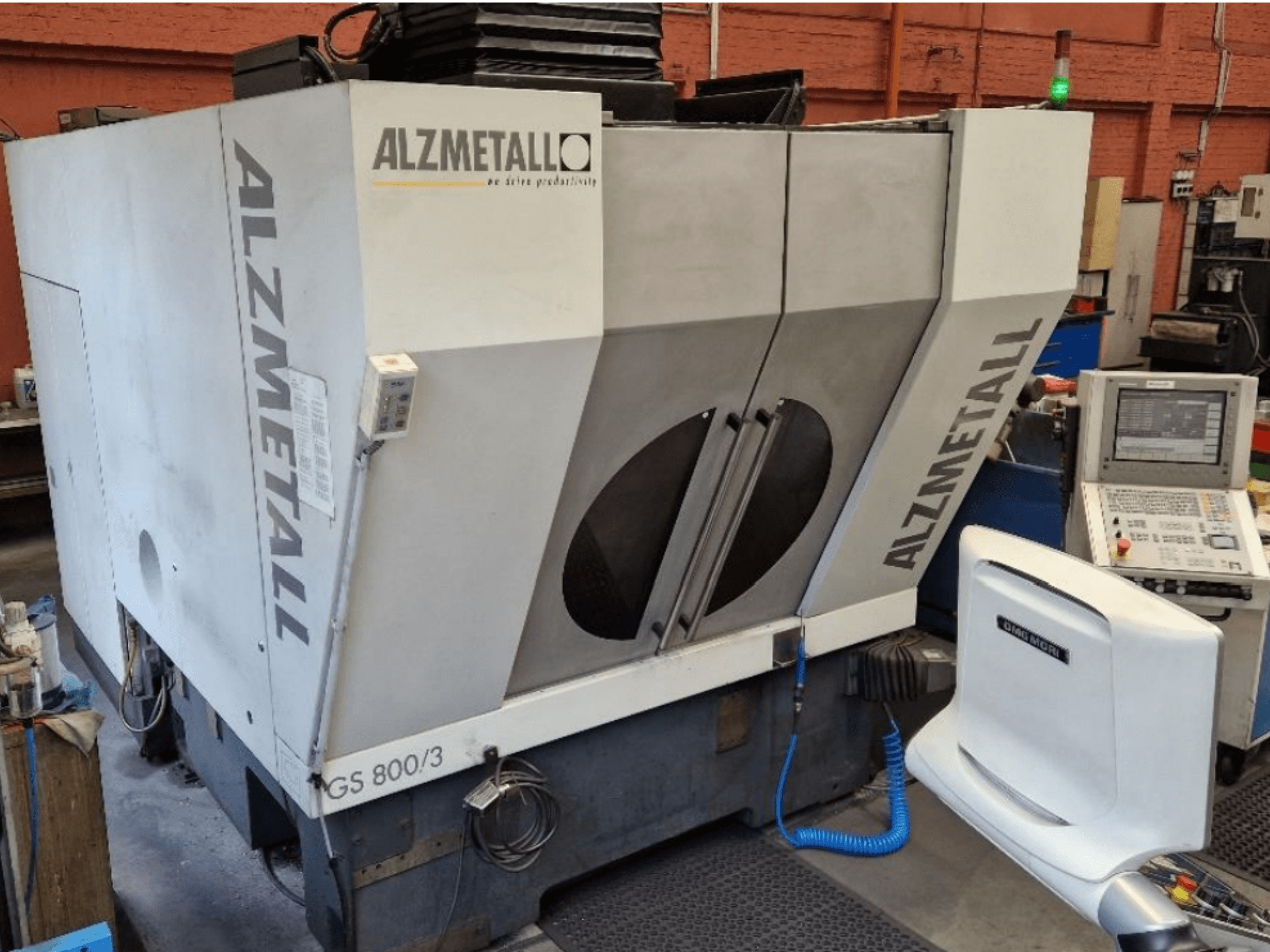 Alzmetall GS 800/3 vertikaalne töötlemiskeskus, esivaade, millel on näha masina korpus ja juhtpaneel.