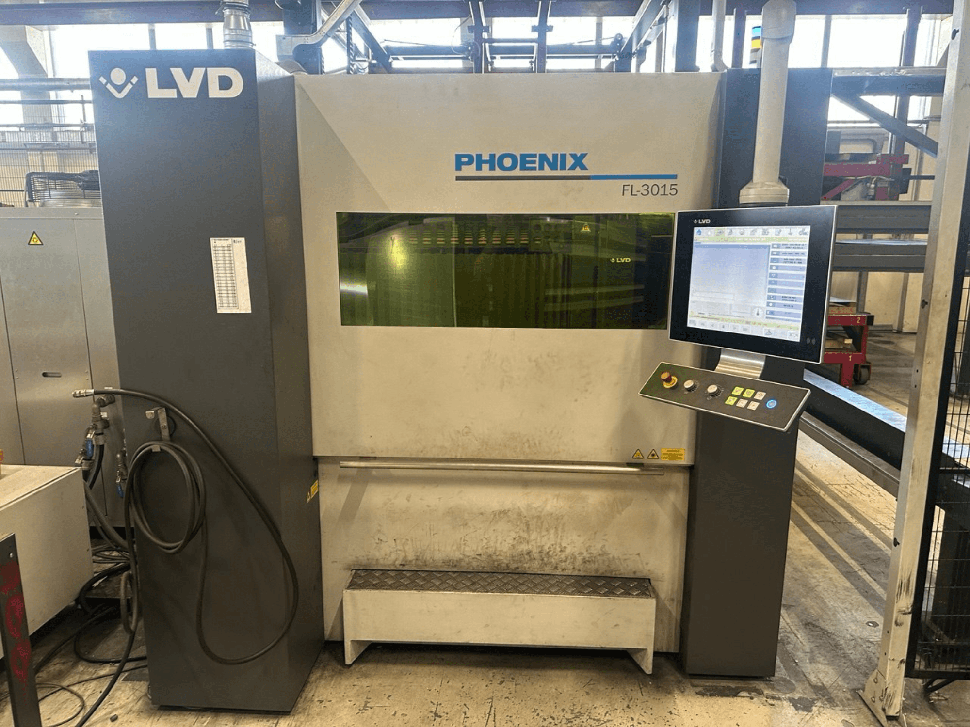 LVD Phoenix FL-3015 laserlõikepink, esivaade, digitaalne juhtpaneel ja nähtavad torud.