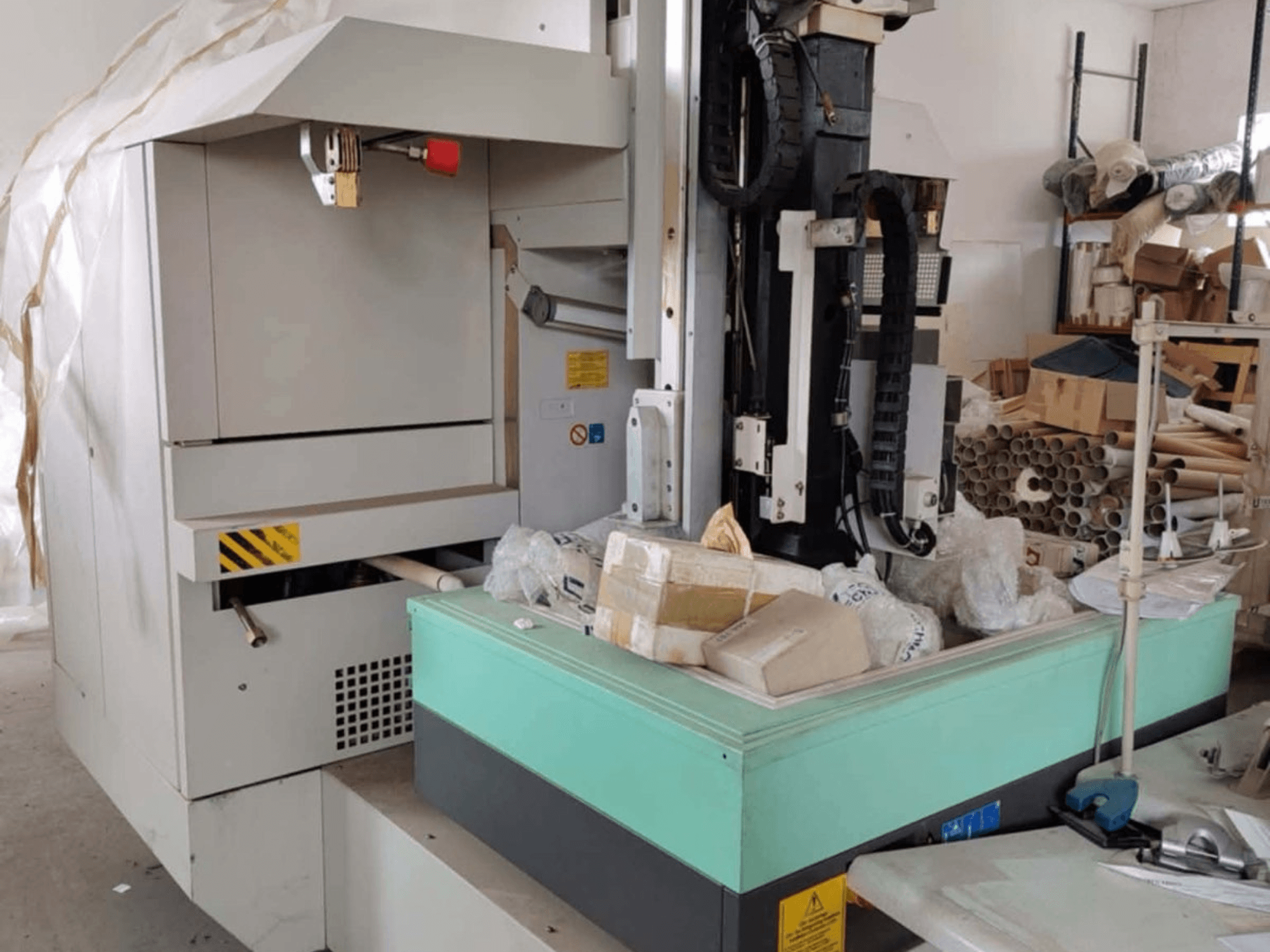 AGIE AGIETRON INTEGRAL 2 stantsimispingi sinkpinkimispingi esivaade, kus on näidatud juhtpaneel, töölaud ja ümbritsev segadus.