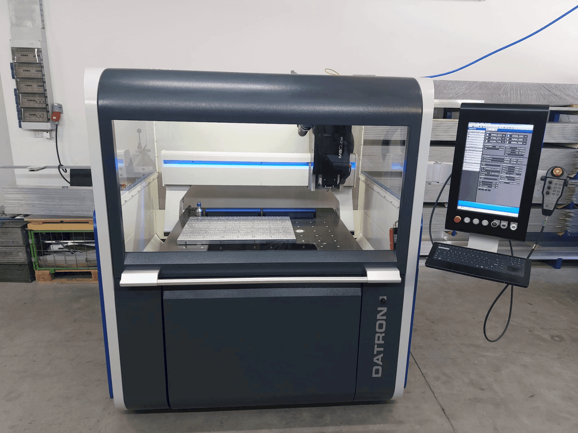 Masina Datron M8 Cube eestvaade