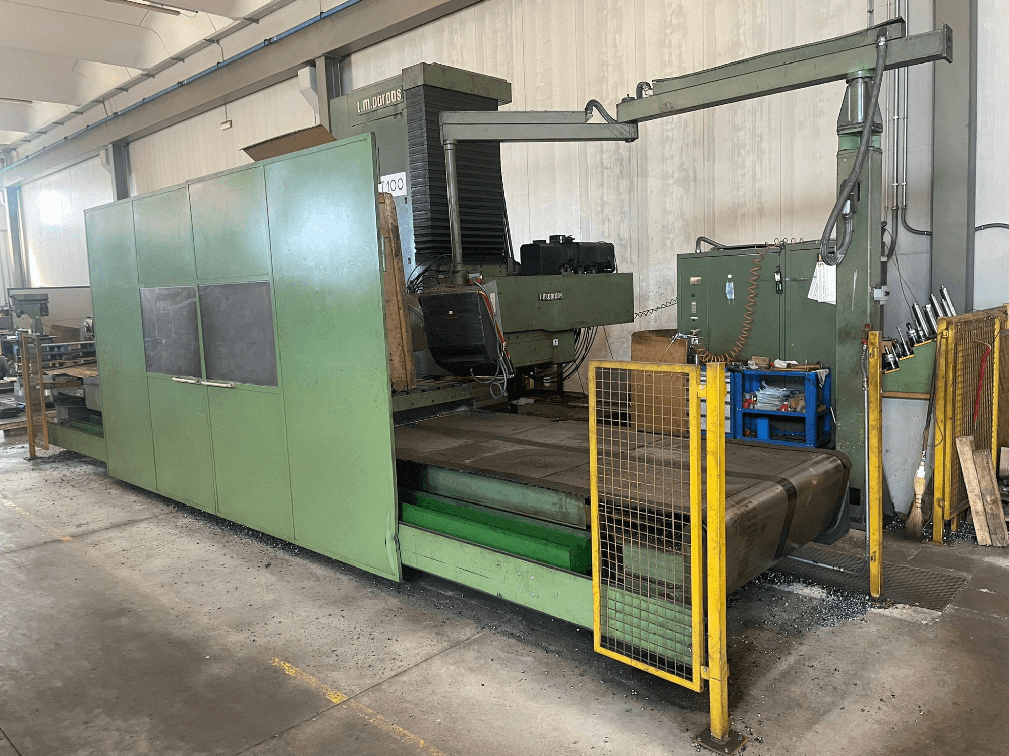 Suur roheline tööstuslik freespink eesvaates, esiplaanil, millel on mudelimärgis "l.m. parpas" ja nähtavad juhtimisseadmed.