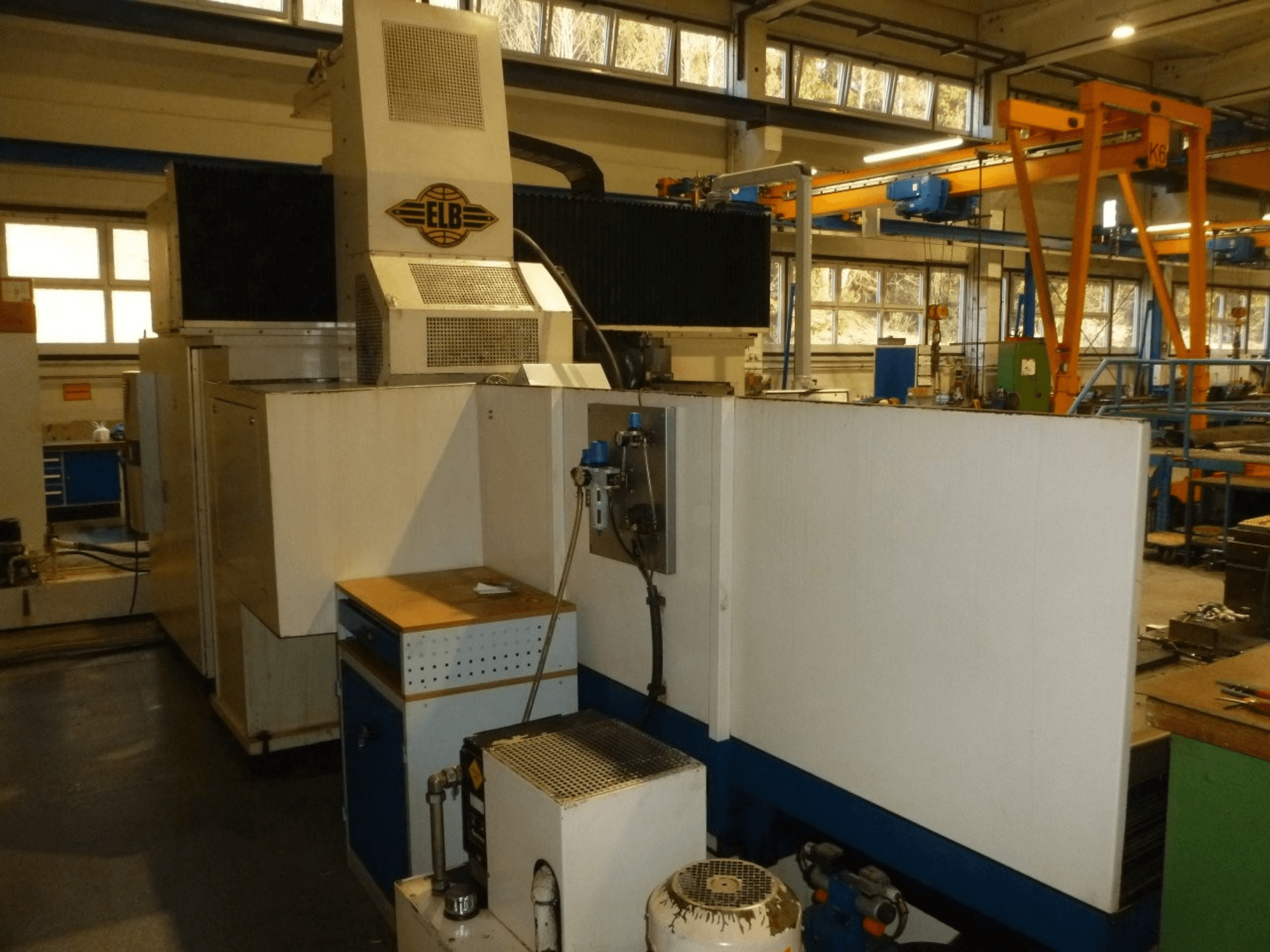 ELB SWP 225/125 SPS pindlihvimismasin, esiplaanil on näidatud juhtpaneel ja tööpõhimõtted.