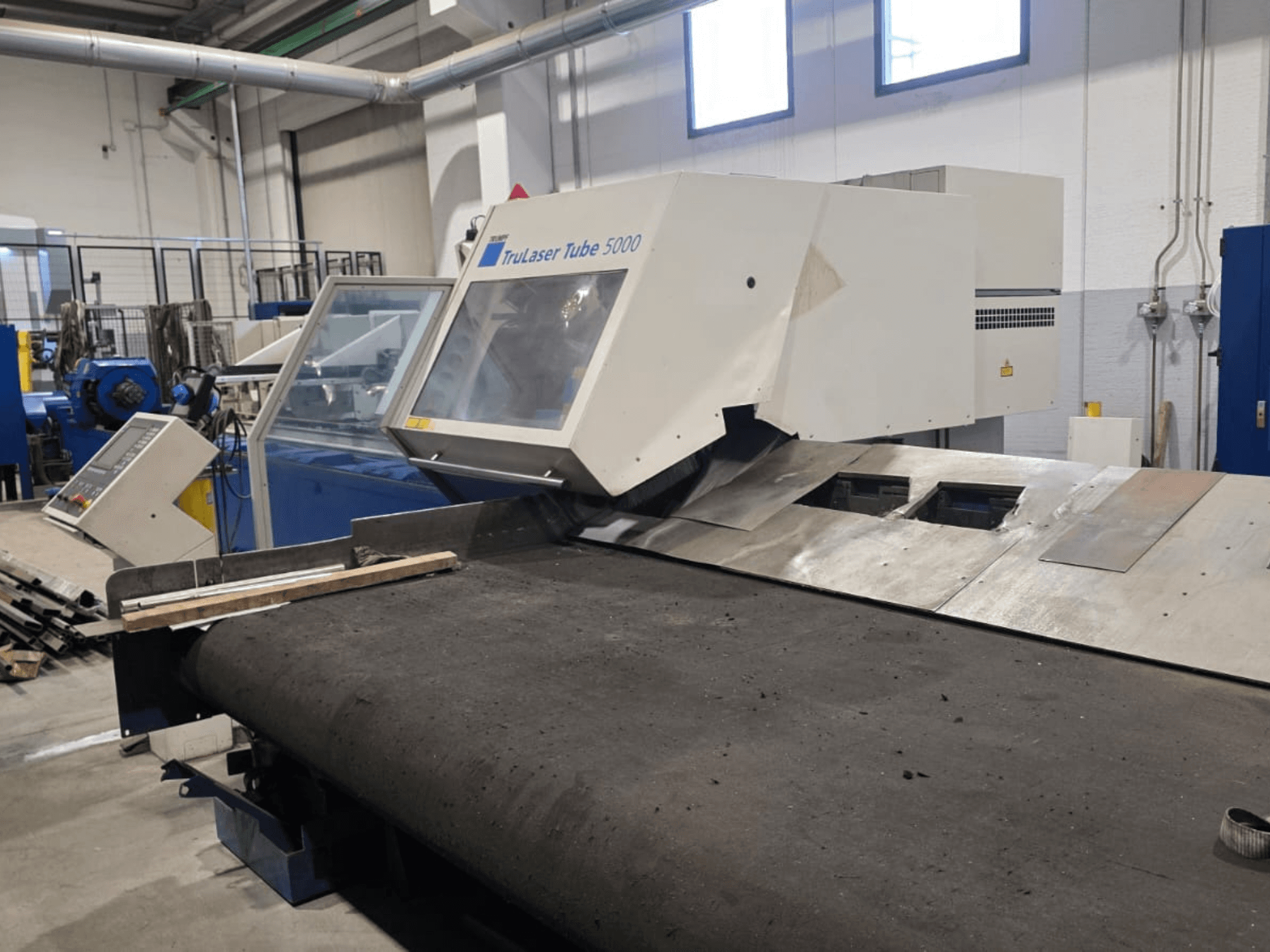 TRUMPF LASERTUBE 5000 torulõikur, vaade eestpoolt, millel on näha lõikepind ja juhtpaneel.