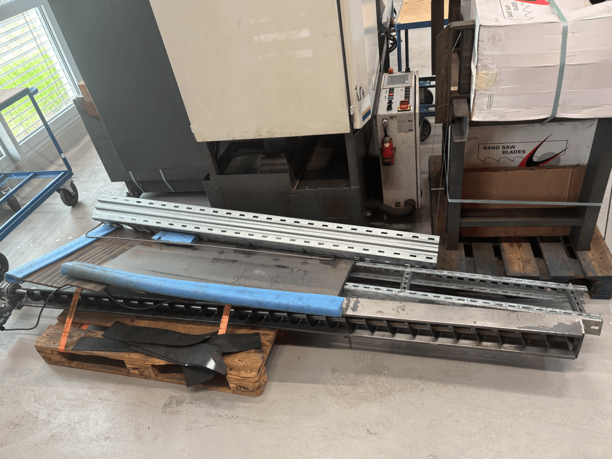 BAUER SA 430 ZA metallist vöösaag küljelt, metallraam ja komponendid puupaletil.