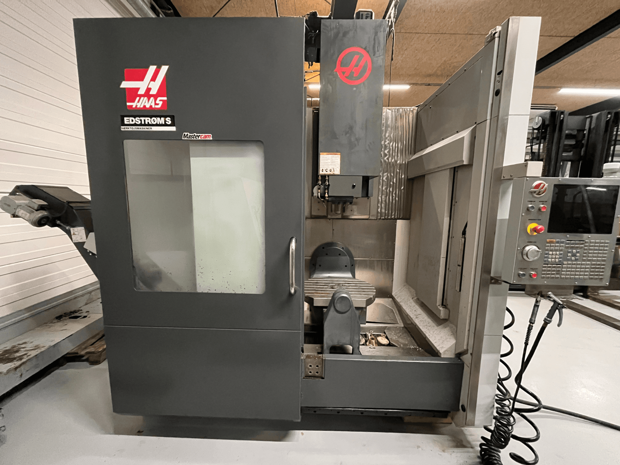 Haas EDSTROM S CNC-pingi esivaade, kus on näidatud juhtpaneel, spindlipea ja töölaud.