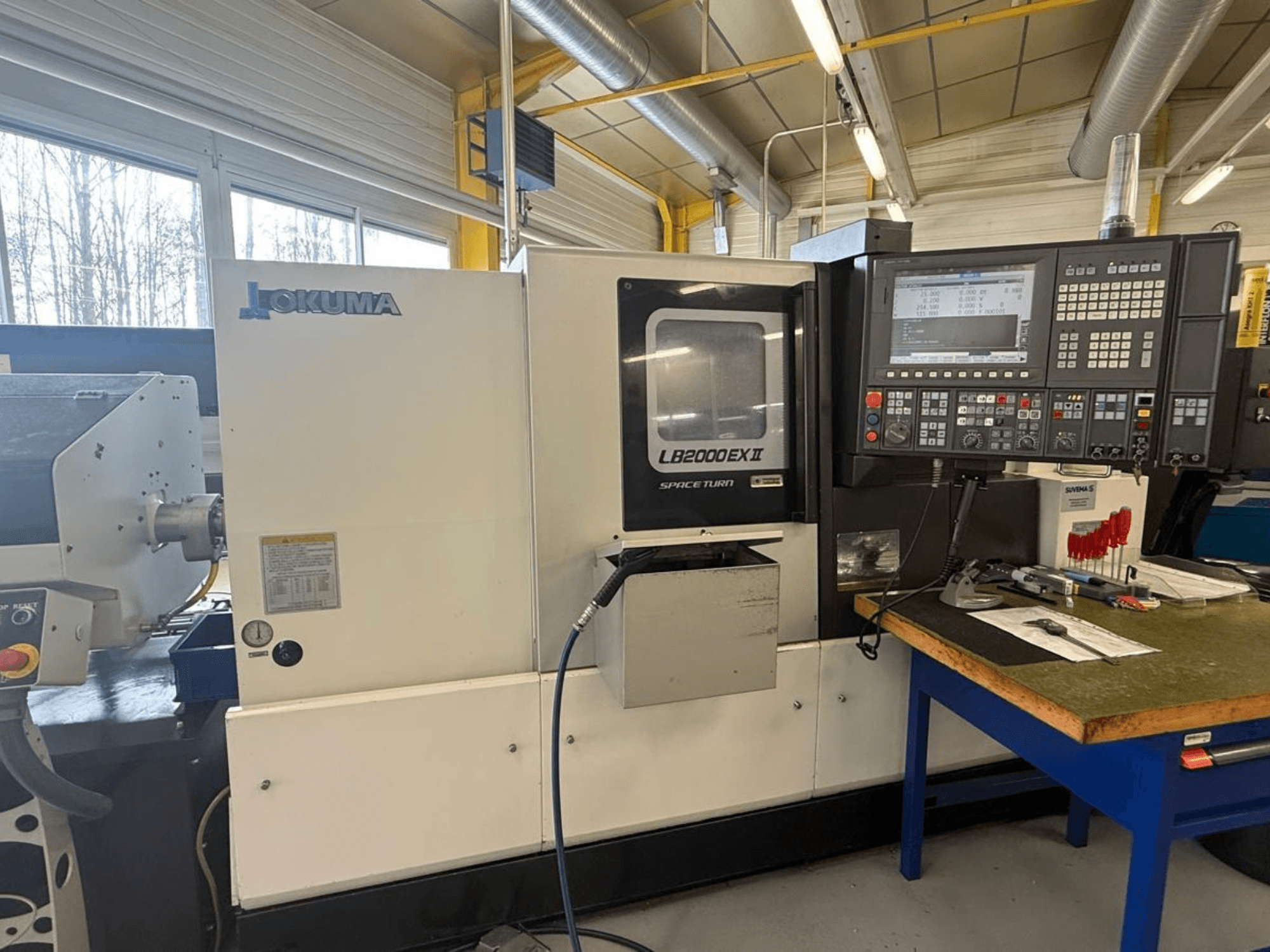 Okuma LB2000EX II horisontaalne treipink, esivaade; juhtpaneel, spindli ala ja ümbritsev tööruum.