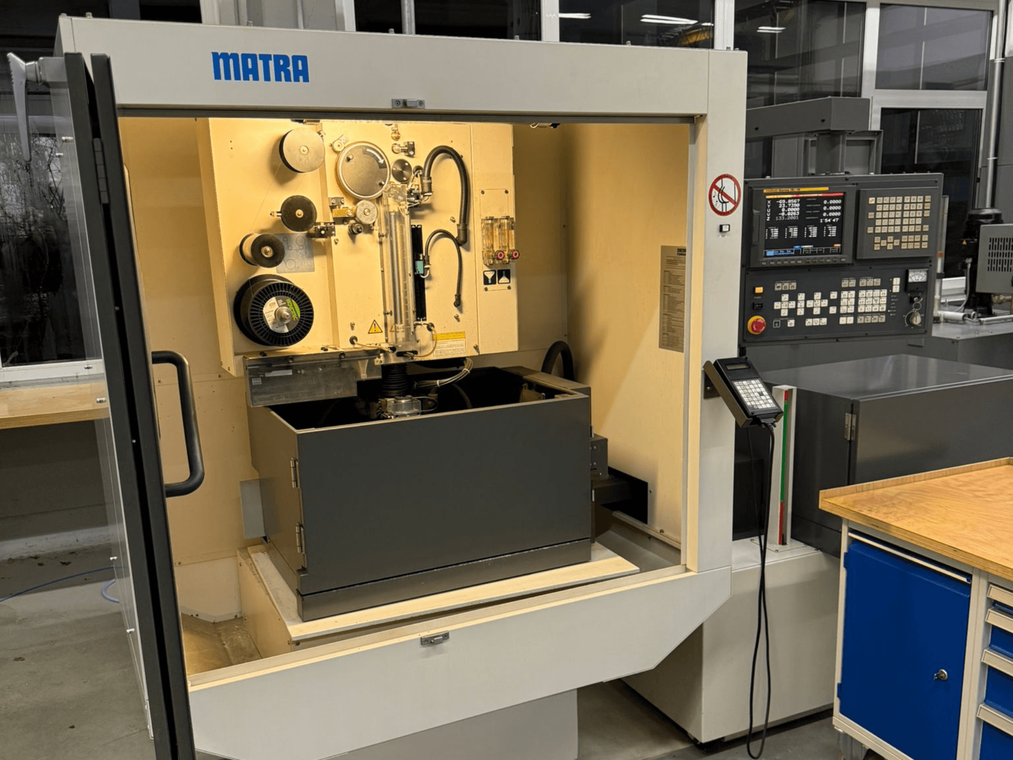 MATRA masin esiplaanilt, millel on juhtpaneel, pöörlevad osad ja suur panipaik.