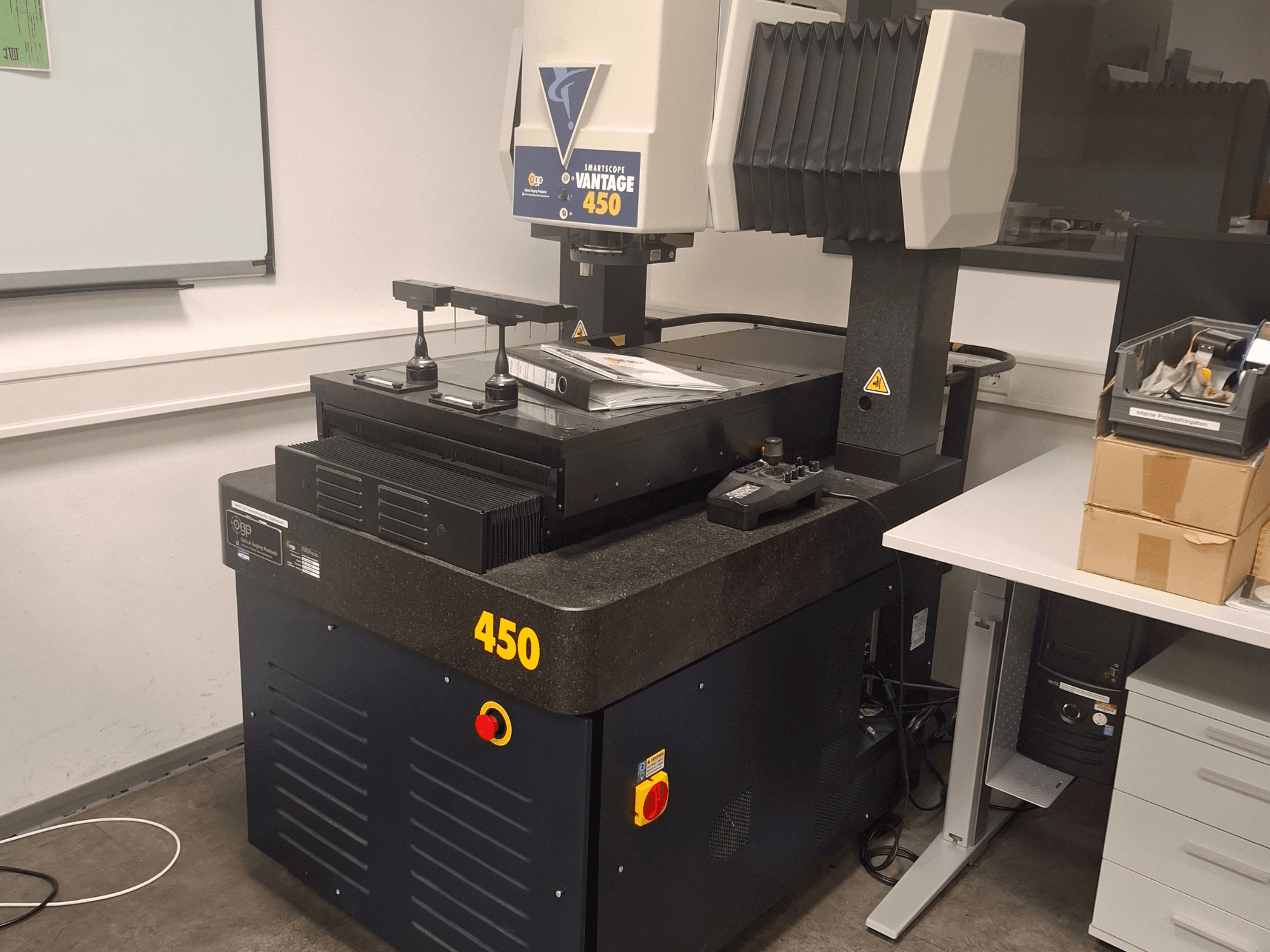 OGP SmartScope Vantage 450 optiline mõõtmismasin laboris, musta ja halli värvi esivaade.